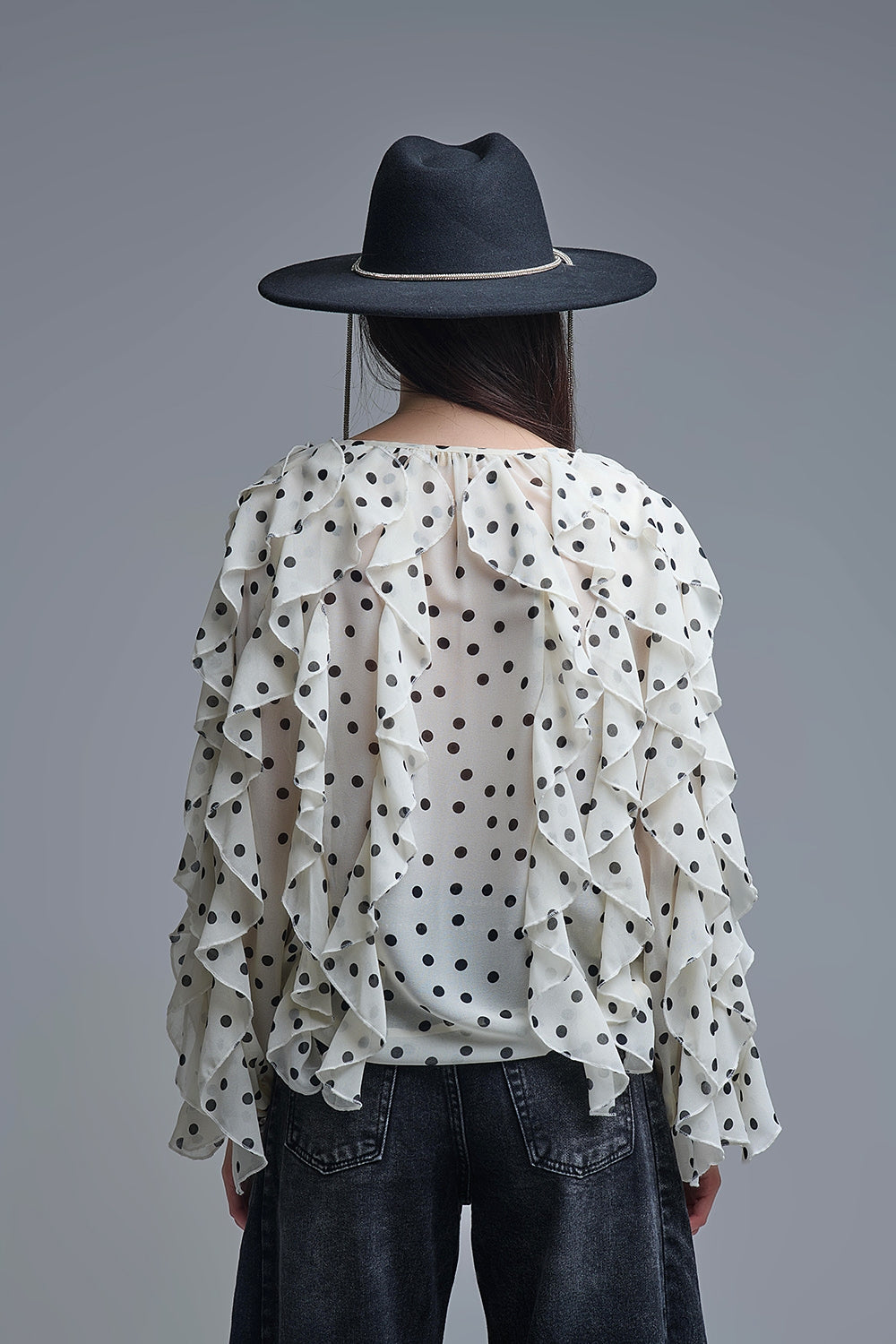 Camisa de chiffon com botões de bolinhas e folhos