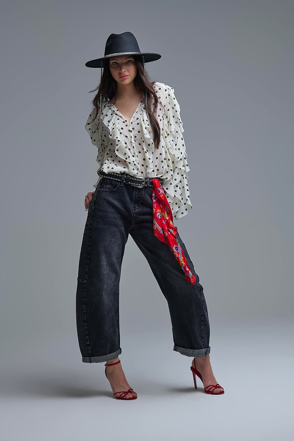 Camisa de chiffon com botões de bolinhas e folhos