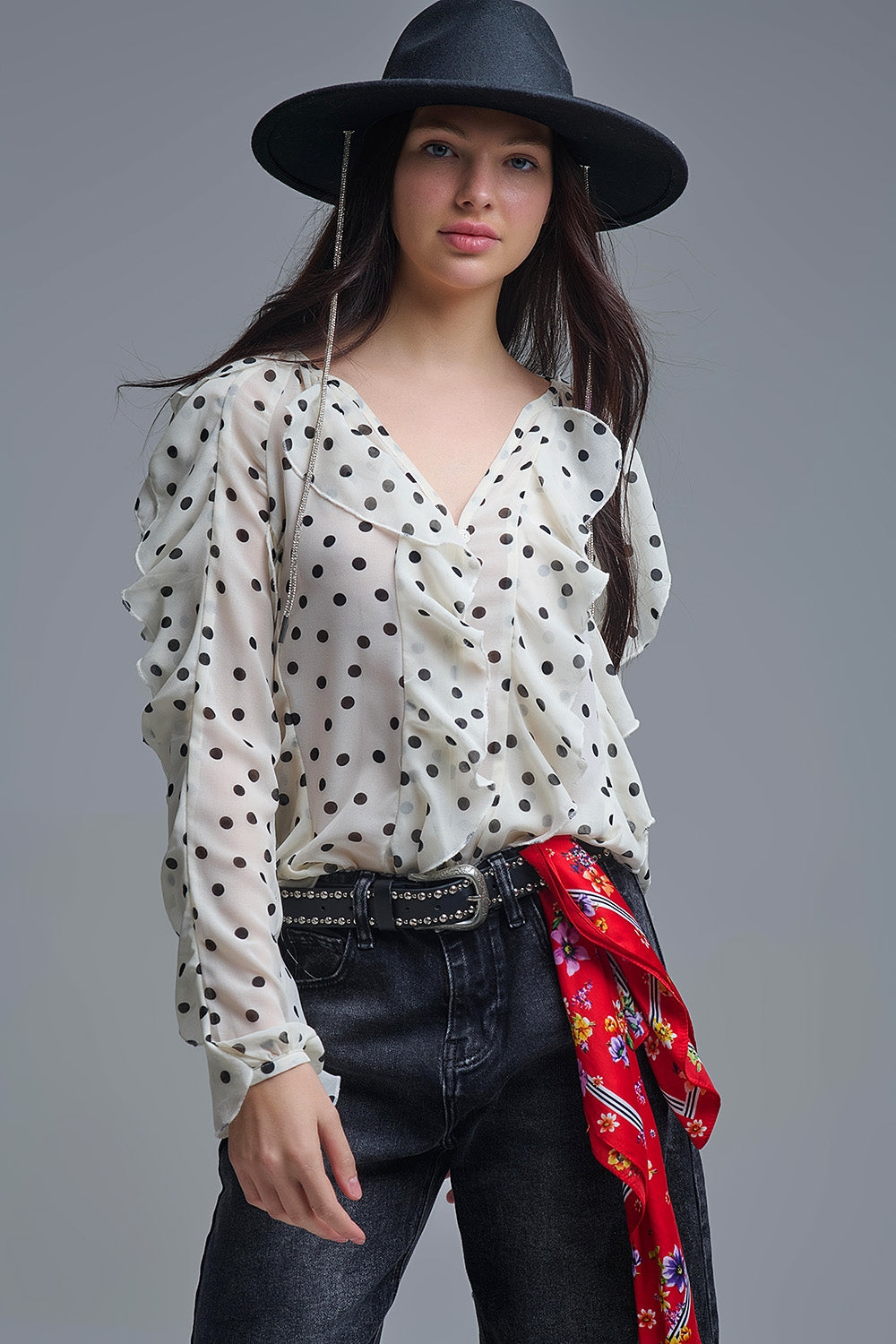 Camisa de chiffon com botões de bolinhas e folhos