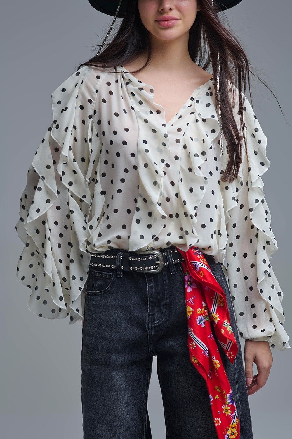 Camisa de chiffon com botões de bolinhas e folhos
