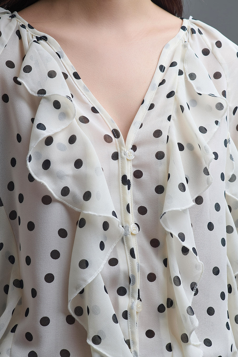 Camisa de chiffon com botões de bolinhas e folhos