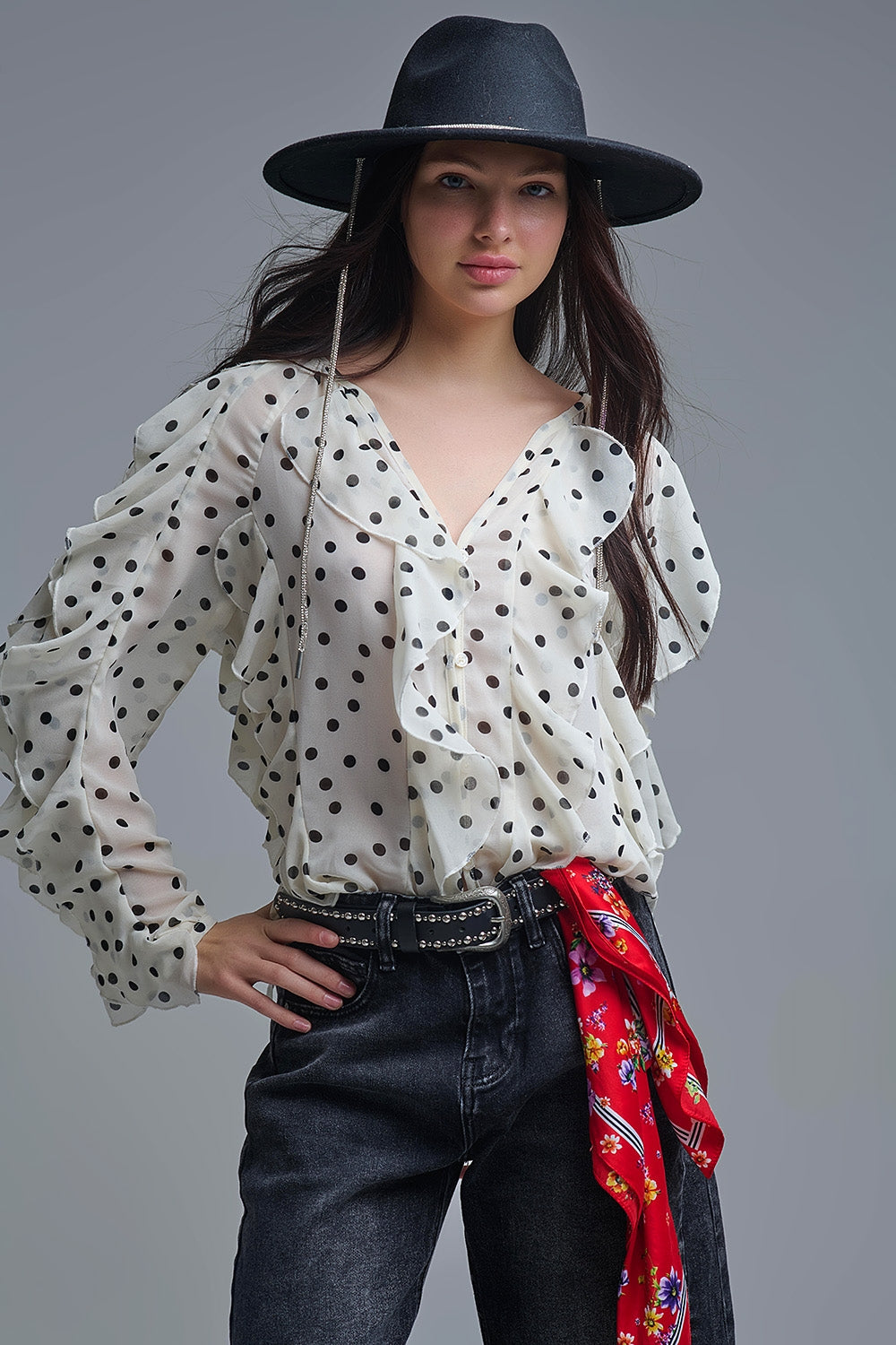 Camisa de chiffon com botões de bolinhas e folhos