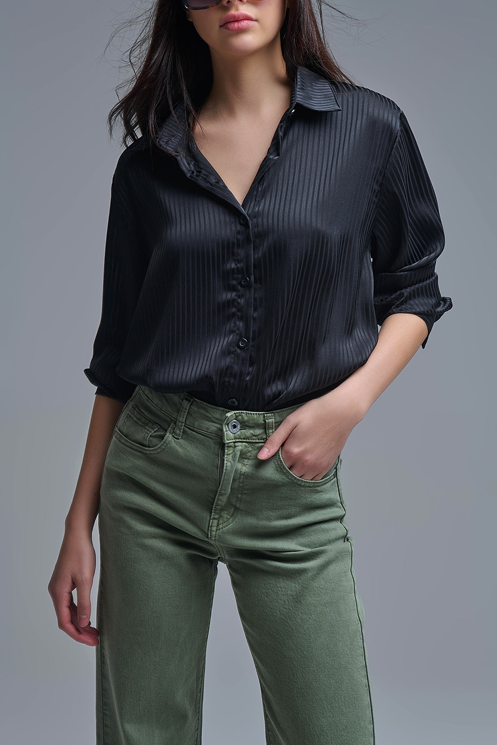 Camisa elegante de cetim às riscas pretas