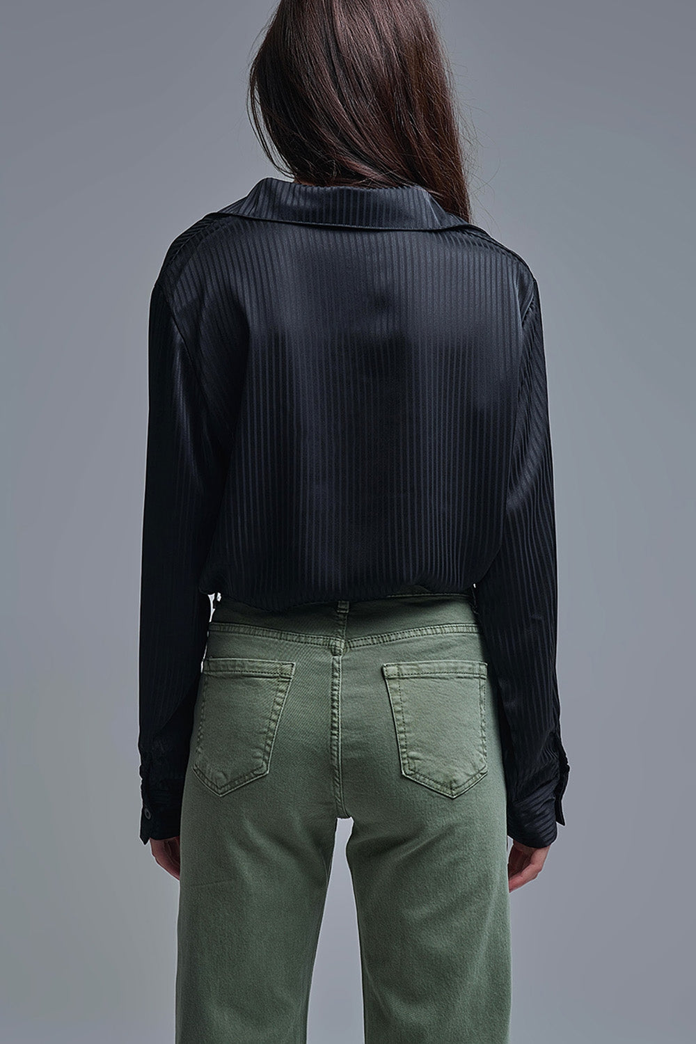 Camisa elegante de cetim às riscas pretas