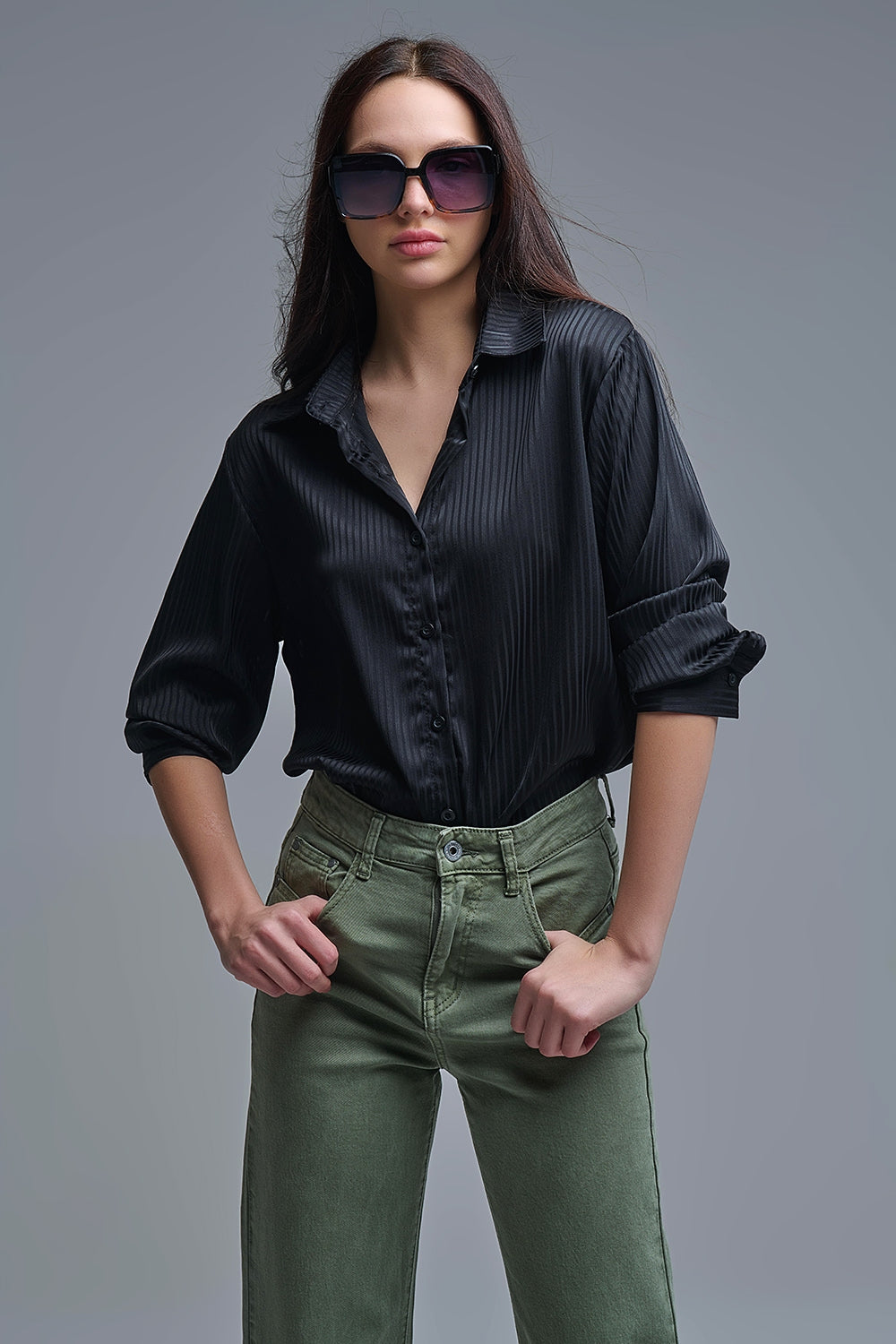 Camisa elegante de cetim às riscas pretas
