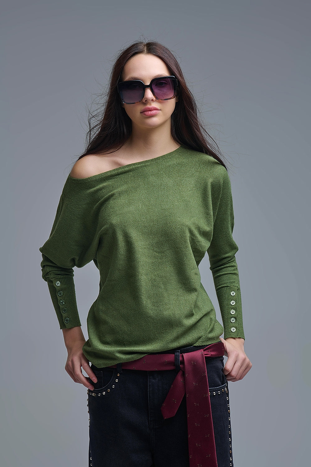 Camisola de malha macia verde azeitona com pormenores de botões nas mangas