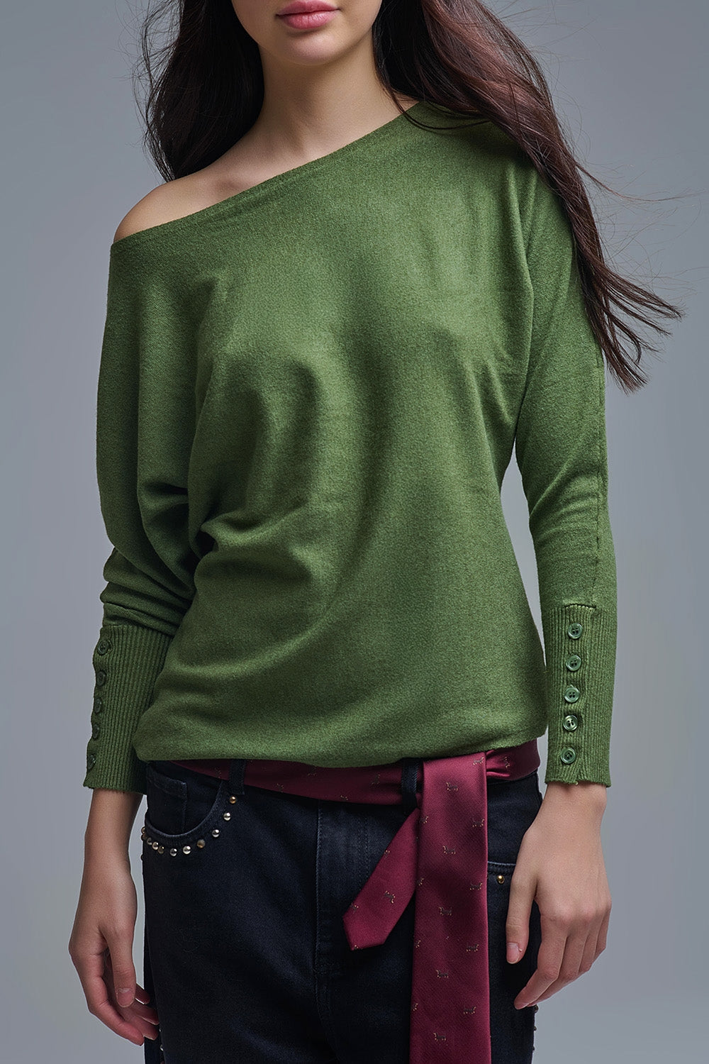 Camisola de malha macia verde azeitona com pormenores de botões nas mangas