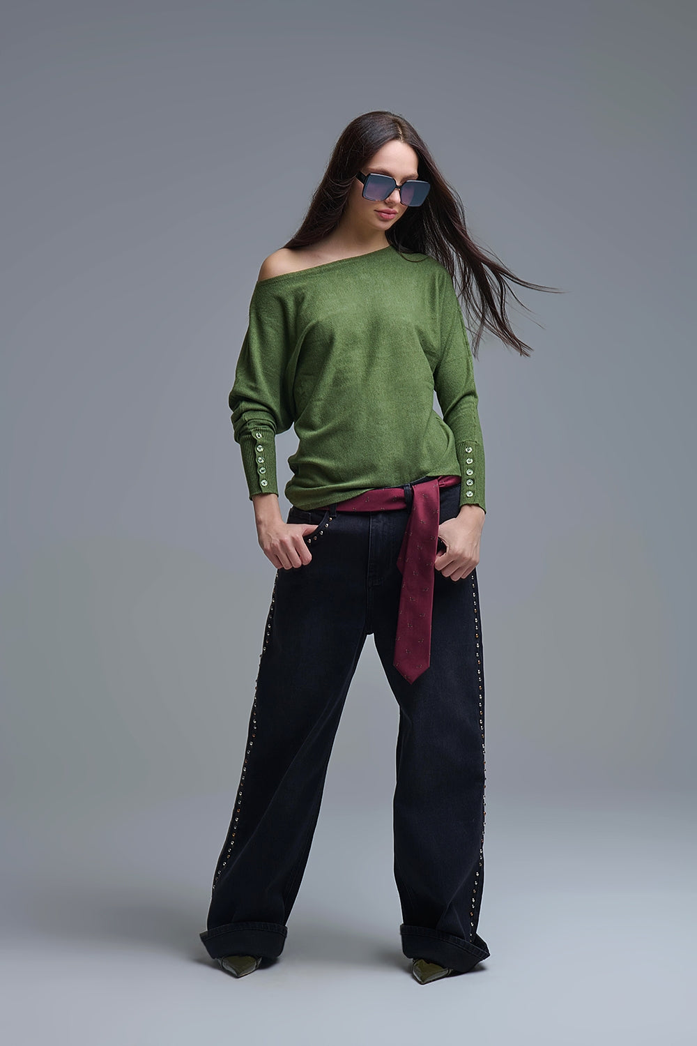 Camisola de malha macia verde azeitona com pormenores de botões nas mangas