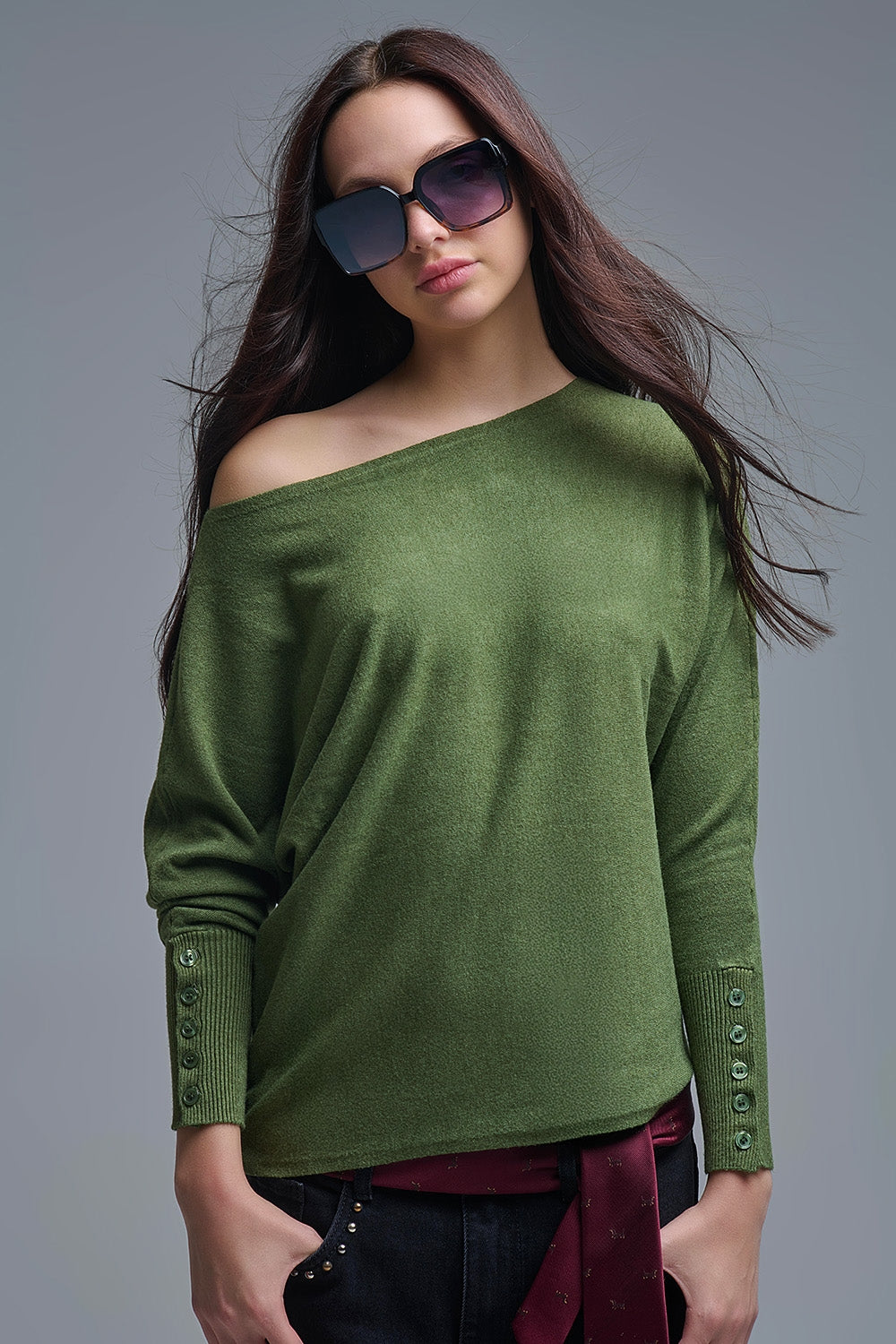 Camisola de malha macia verde azeitona com pormenores de botões nas mangas