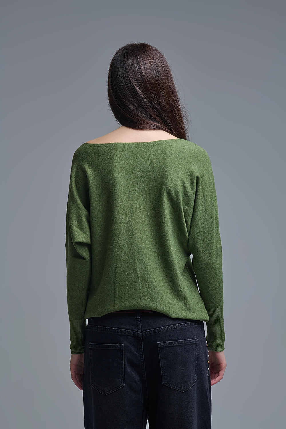Camisola de malha macia verde azeitona com pormenores de botões nas mangas