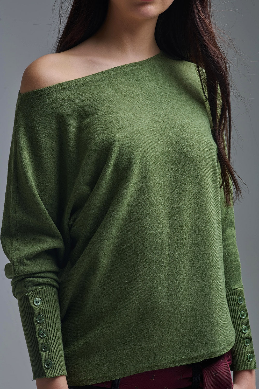 Camisola de malha macia verde azeitona com pormenores de botões nas mangas