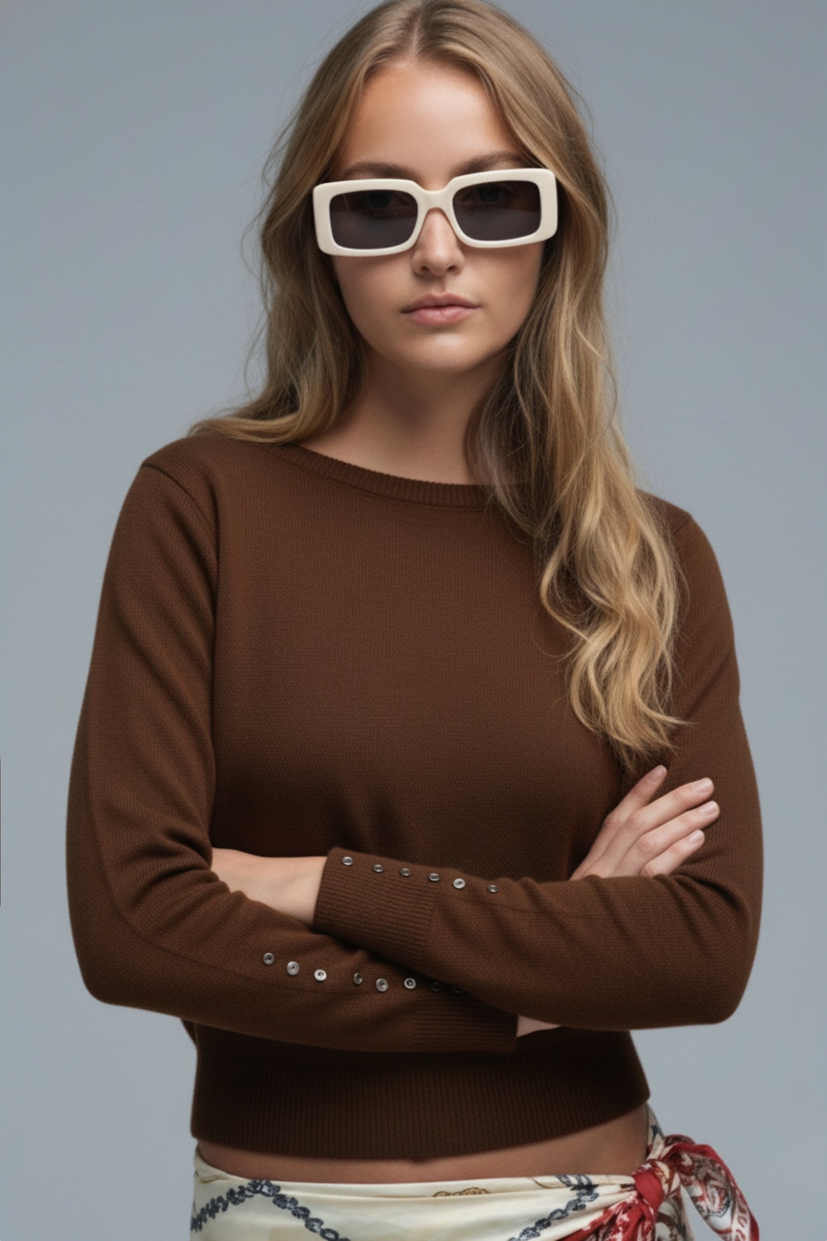 Camisola com gola redonda em castanho
