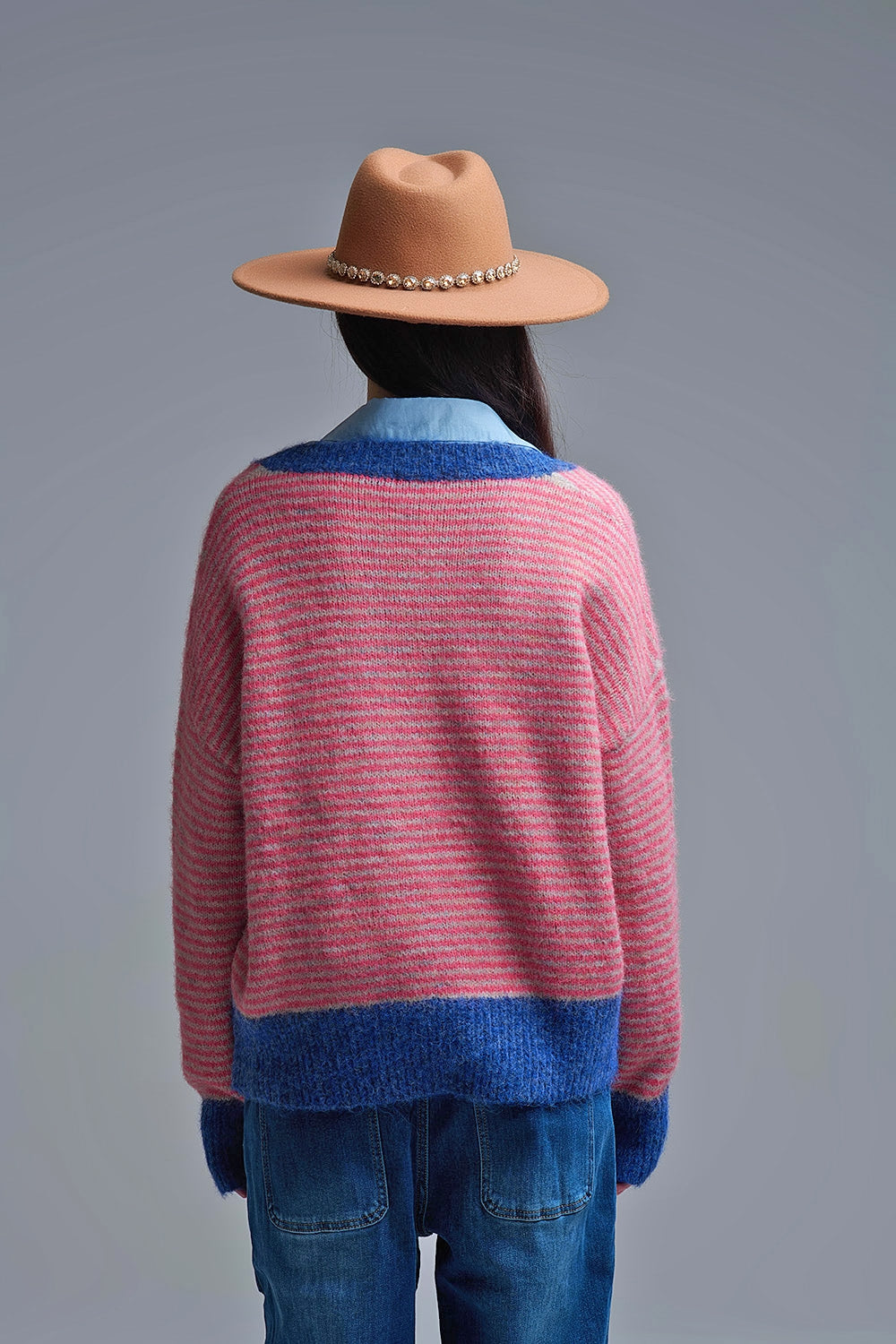 Camisola de malha às riscas fúcsia com pormenores azuis