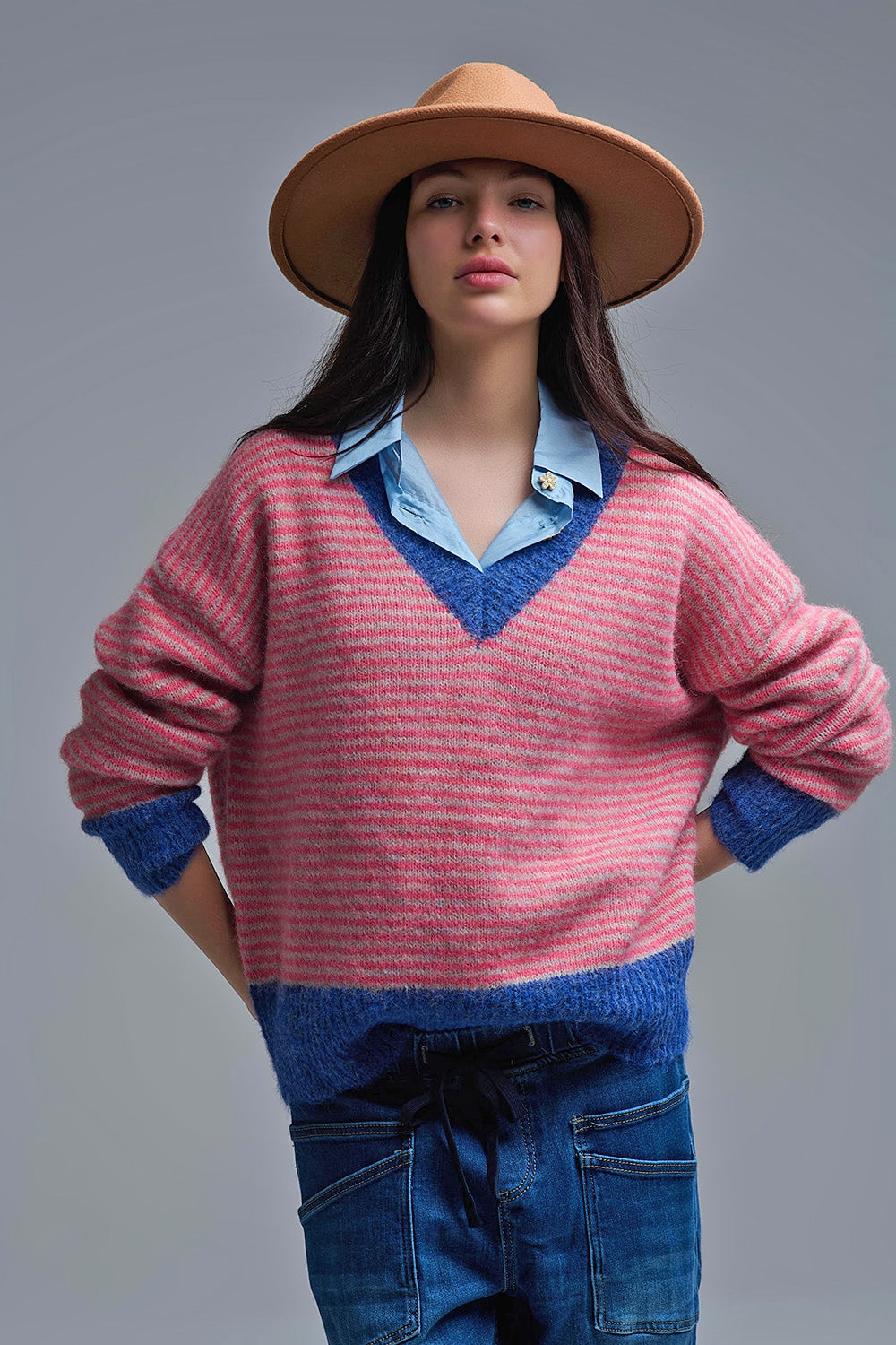 Camisola de malha às riscas fúcsia com pormenores azuis