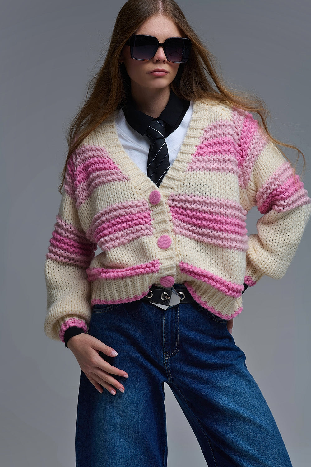 Casaco de malha volumosa com decote em V às riscas cor-de-rosa e creme