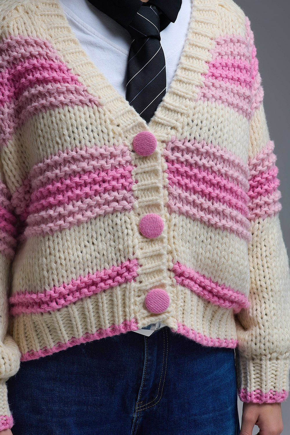 Casaco de malha volumosa com decote em V às riscas cor-de-rosa e creme