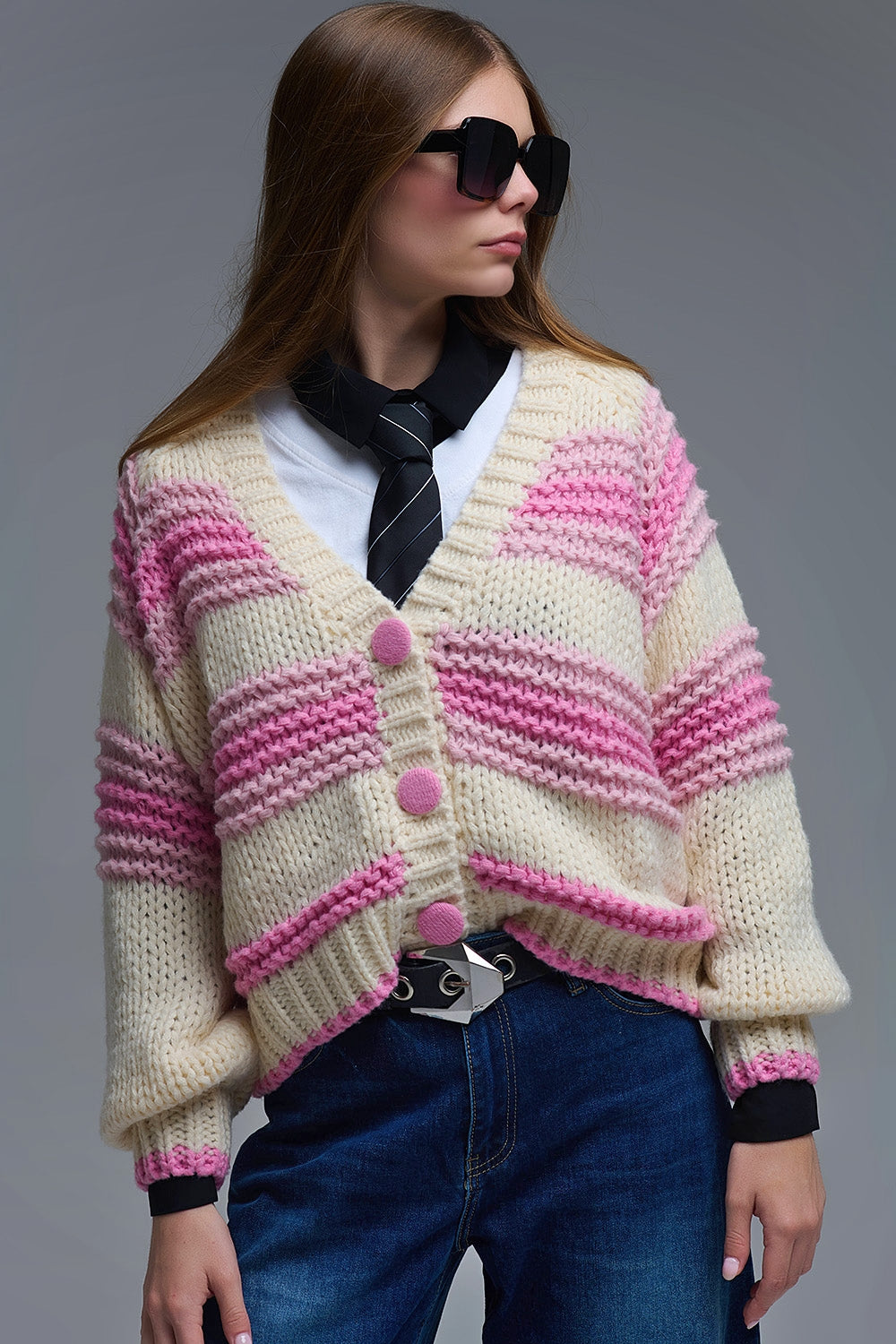 Casaco de malha volumosa com decote em V às riscas cor-de-rosa e creme