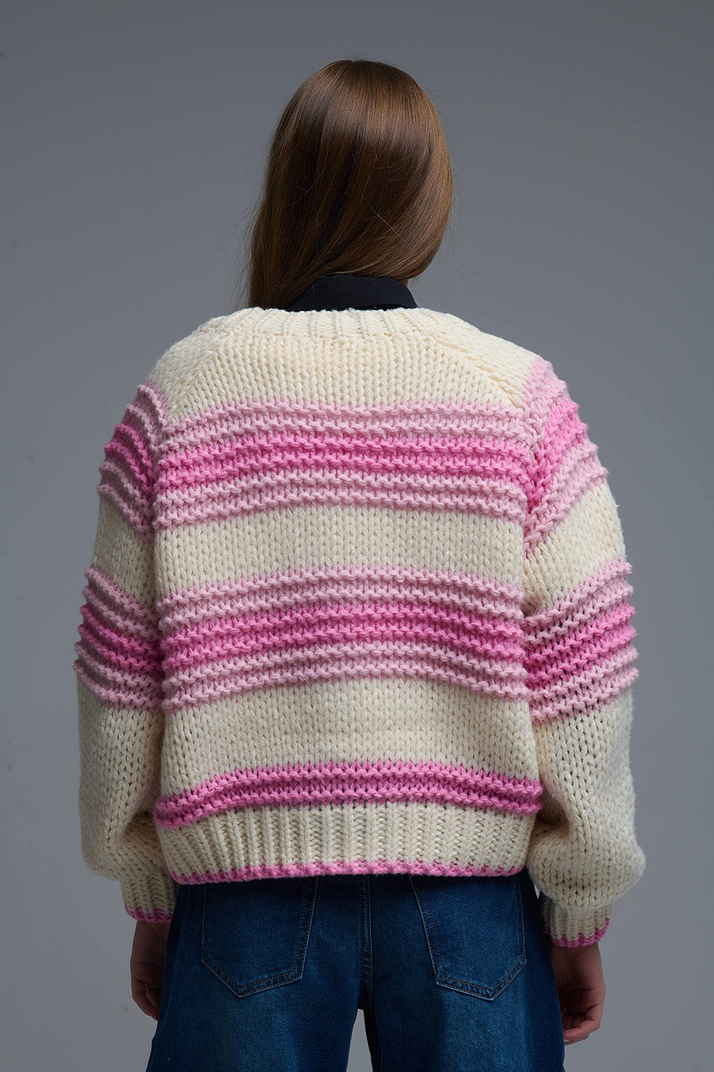 Casaco de malha volumosa com decote em V às riscas cor-de-rosa e creme