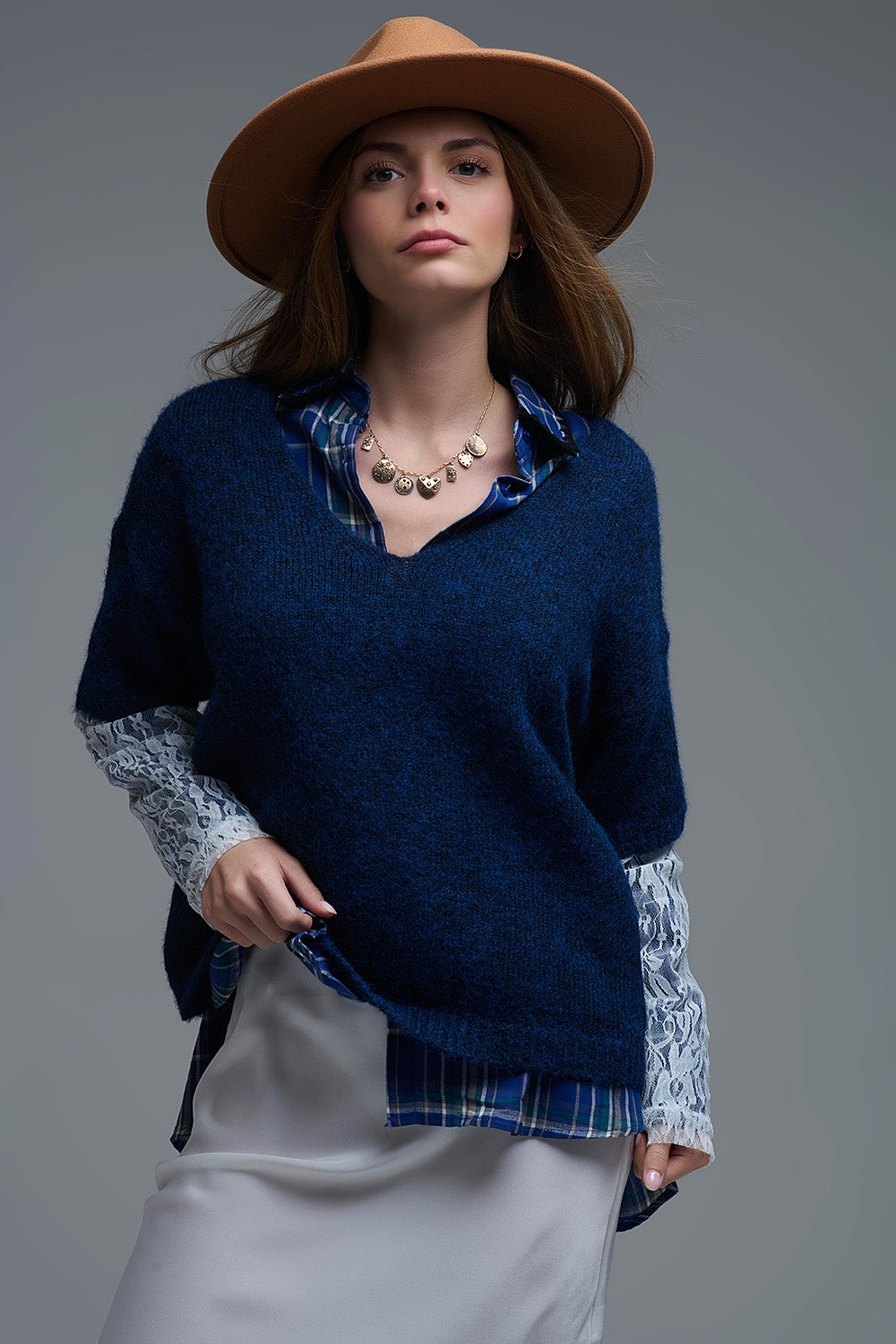 Camisola com decote em V e mangas em renda branca em contraste