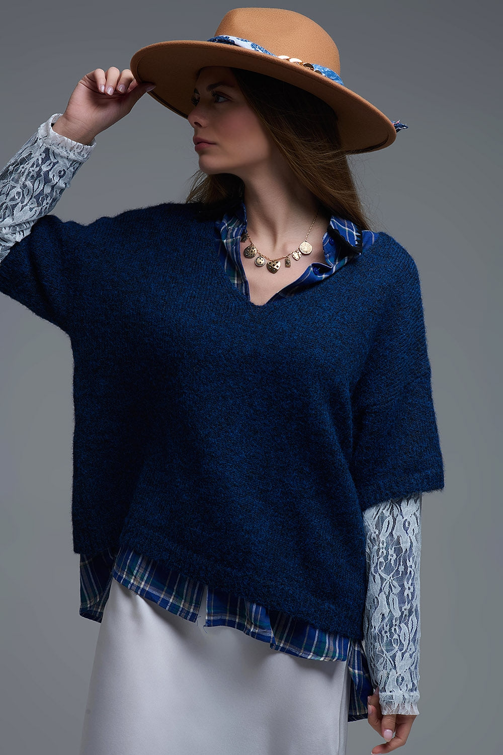 Camisola com decote em V e mangas em renda branca em contraste