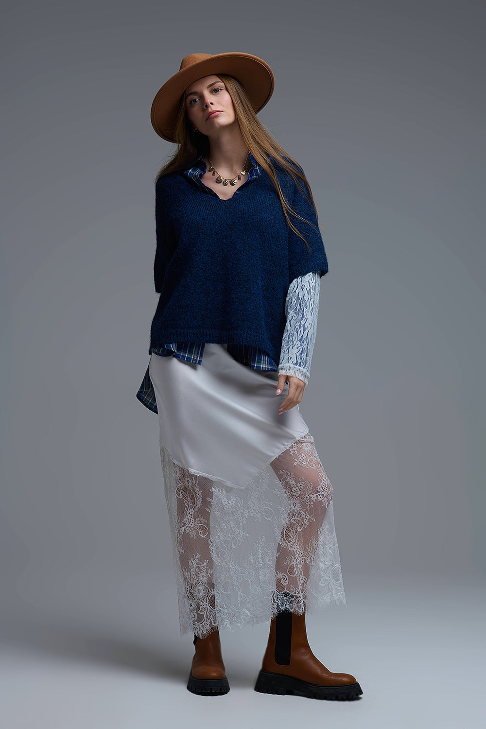 Camisola com decote em V e mangas em renda branca em contraste