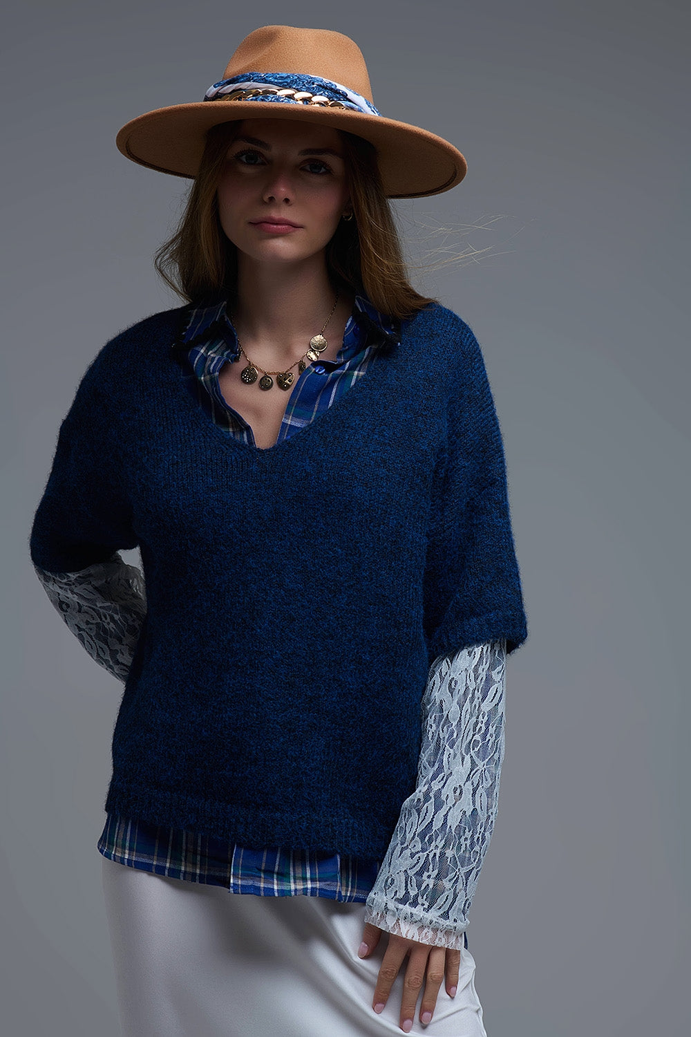 Camisola com decote em V e mangas em renda branca em contraste