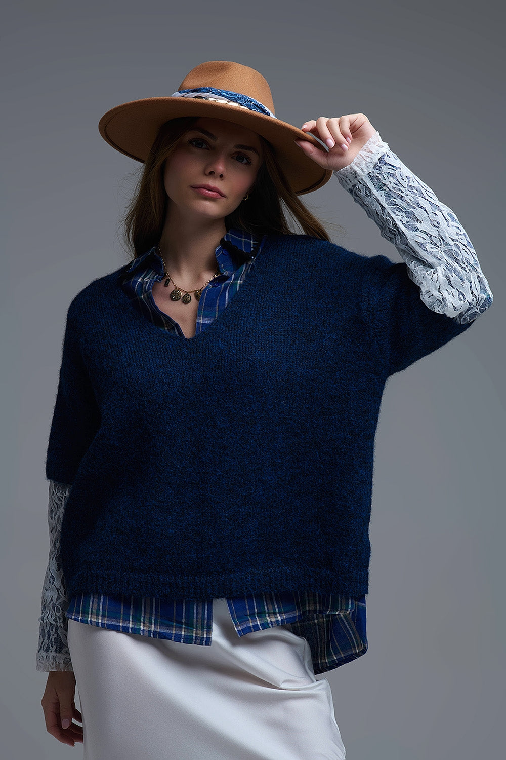 Camisola com decote em V e mangas em renda branca em contraste