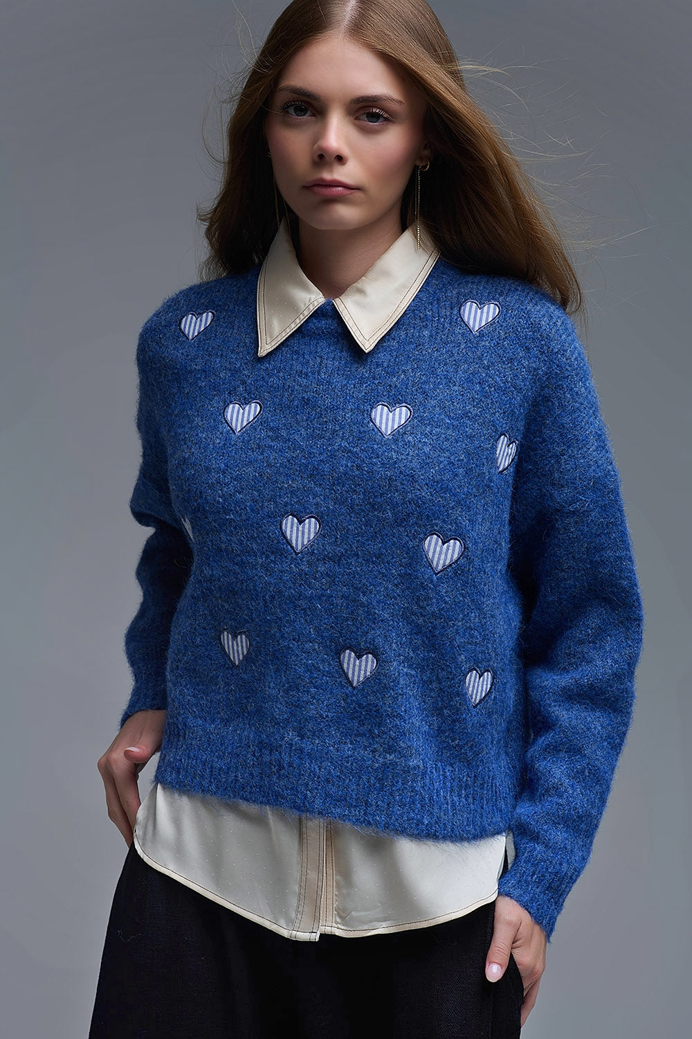 Camisola de gola redonda azul com corações às riscas