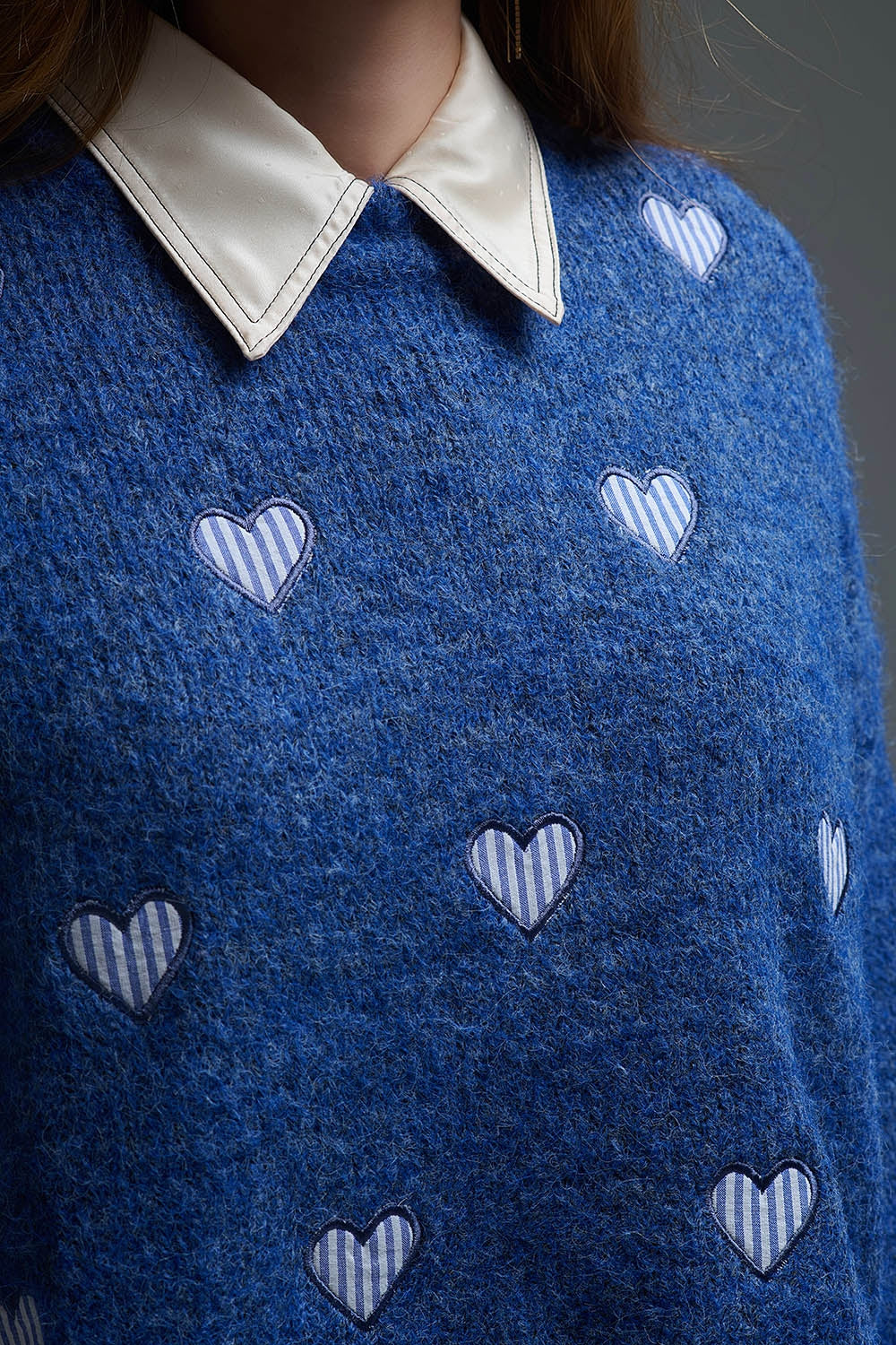Camisola de gola redonda azul com corações às riscas