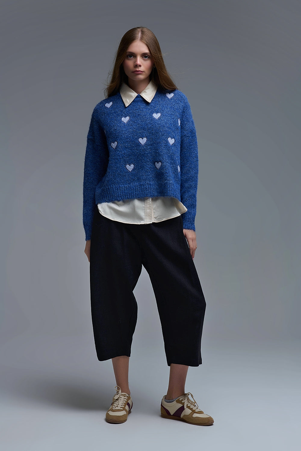 Camisola de gola redonda azul com corações às riscas