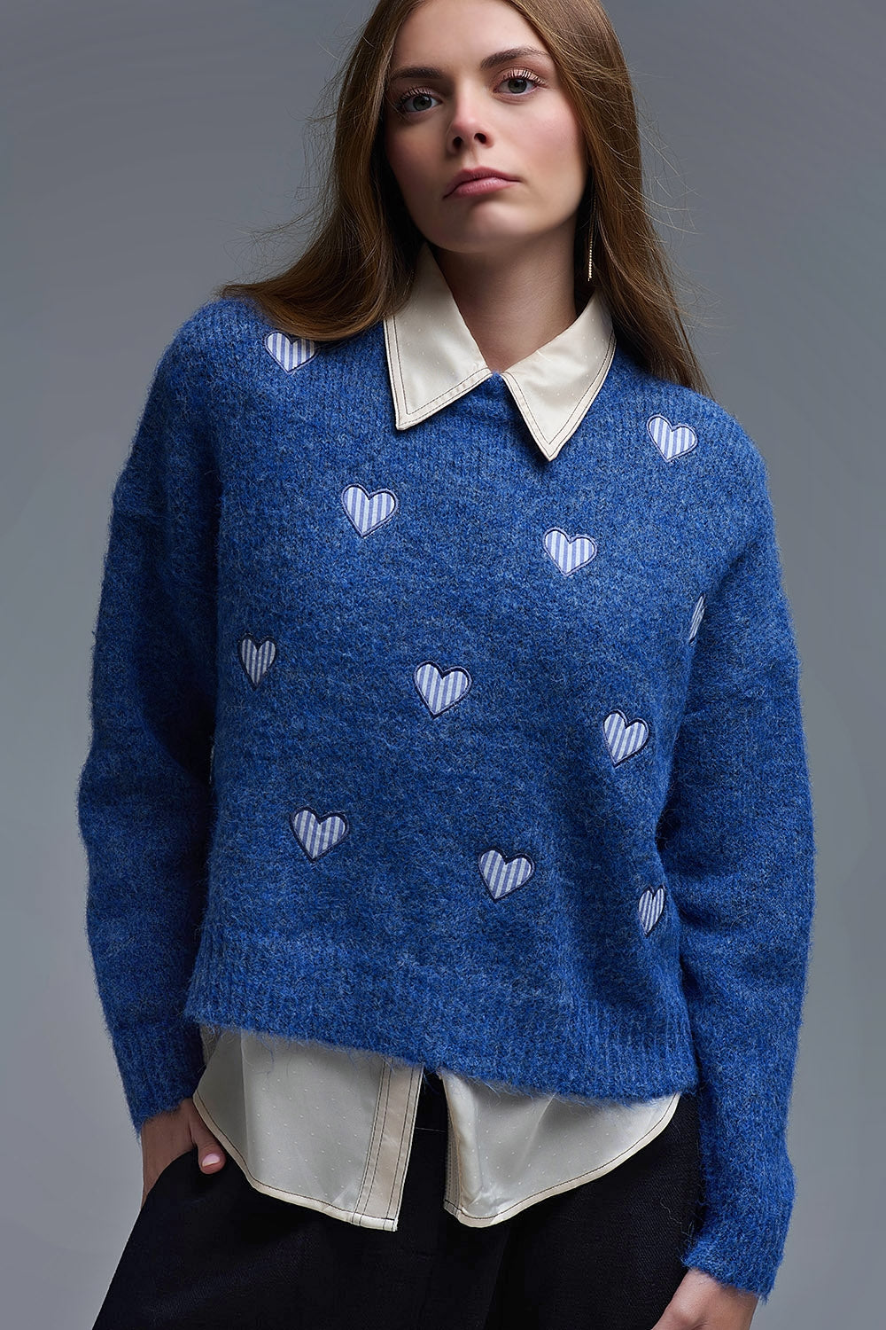 Camisola de gola redonda azul com corações às riscas