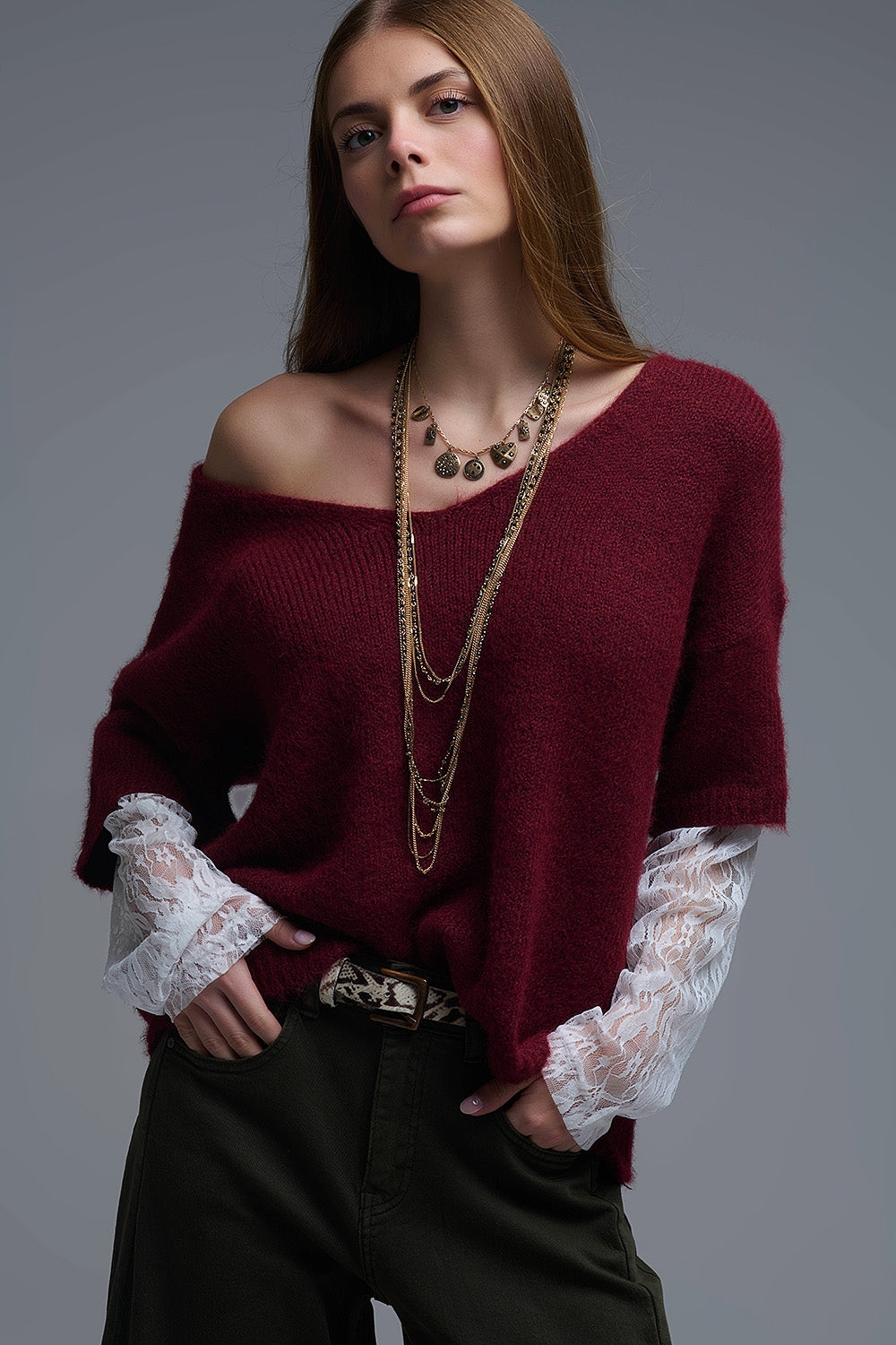 Camisola com decote em V e mangas em renda branca em contraste Borgonha