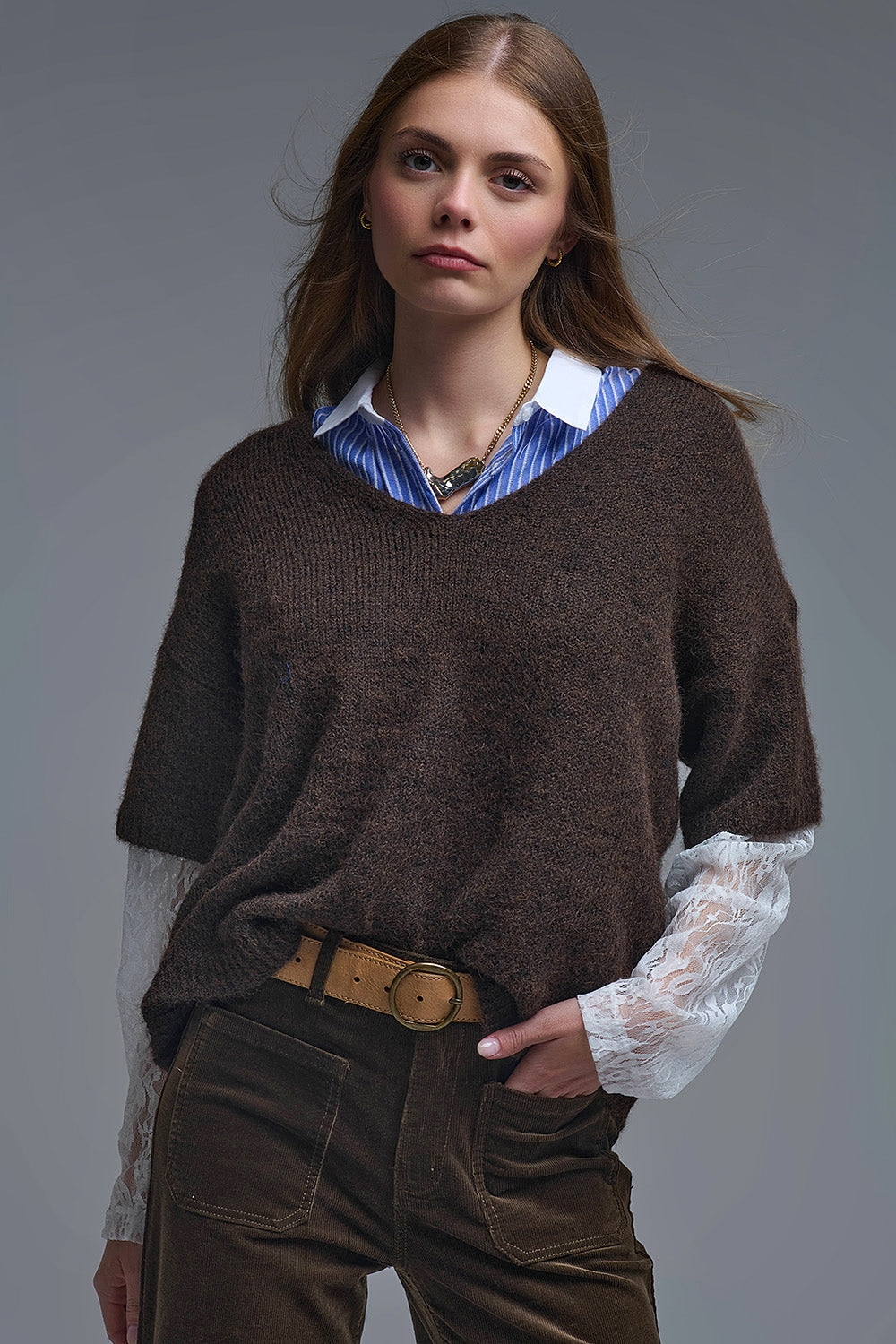 Camisola castanha com decote em V e mangas de renda branca em contraste