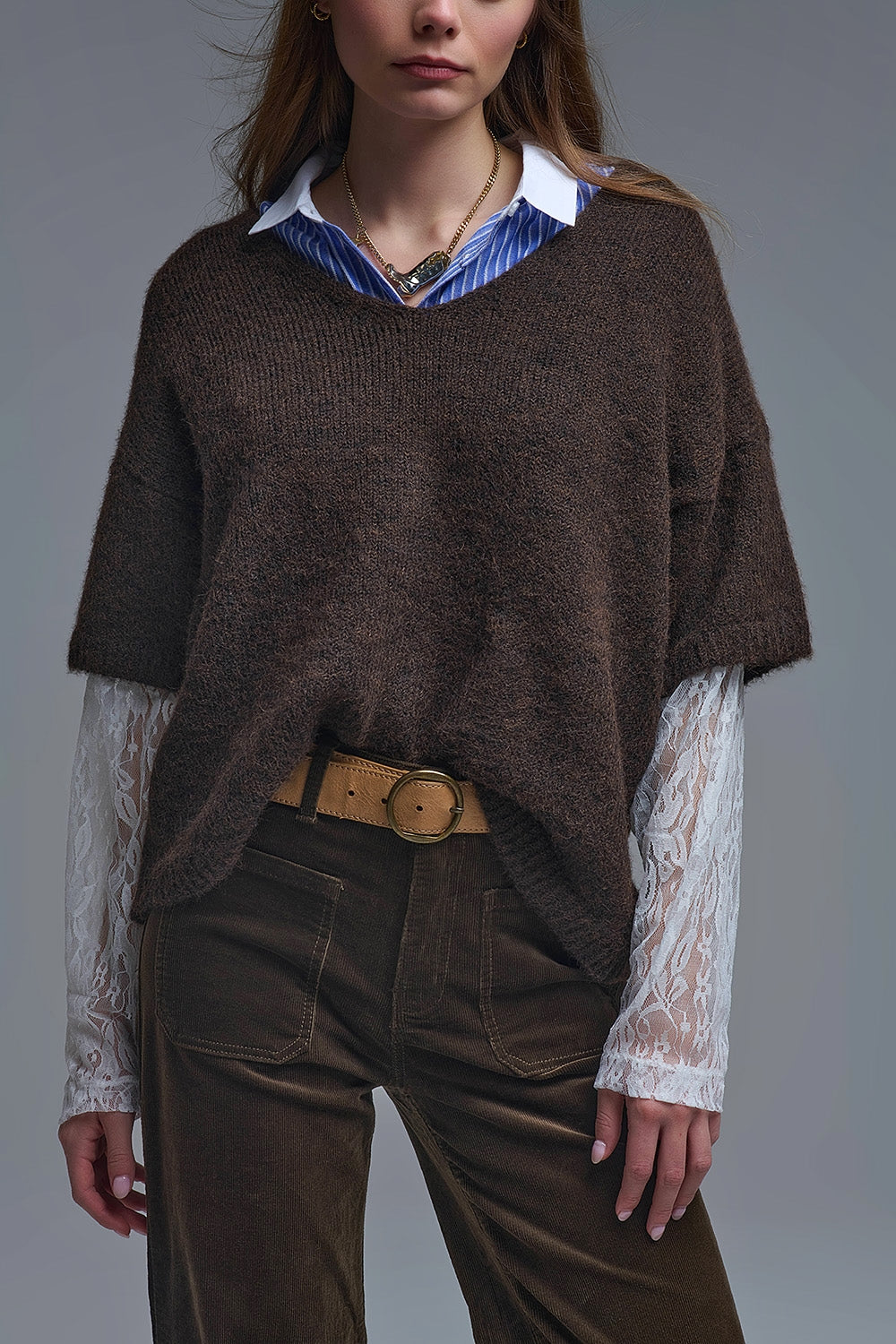 Camisola castanha com decote em V e mangas de renda branca em contraste