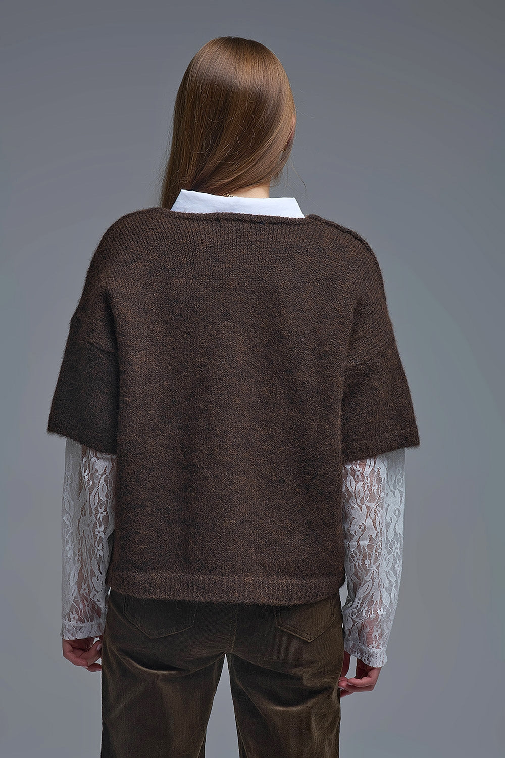 Camisola castanha com decote em V e mangas de renda branca em contraste