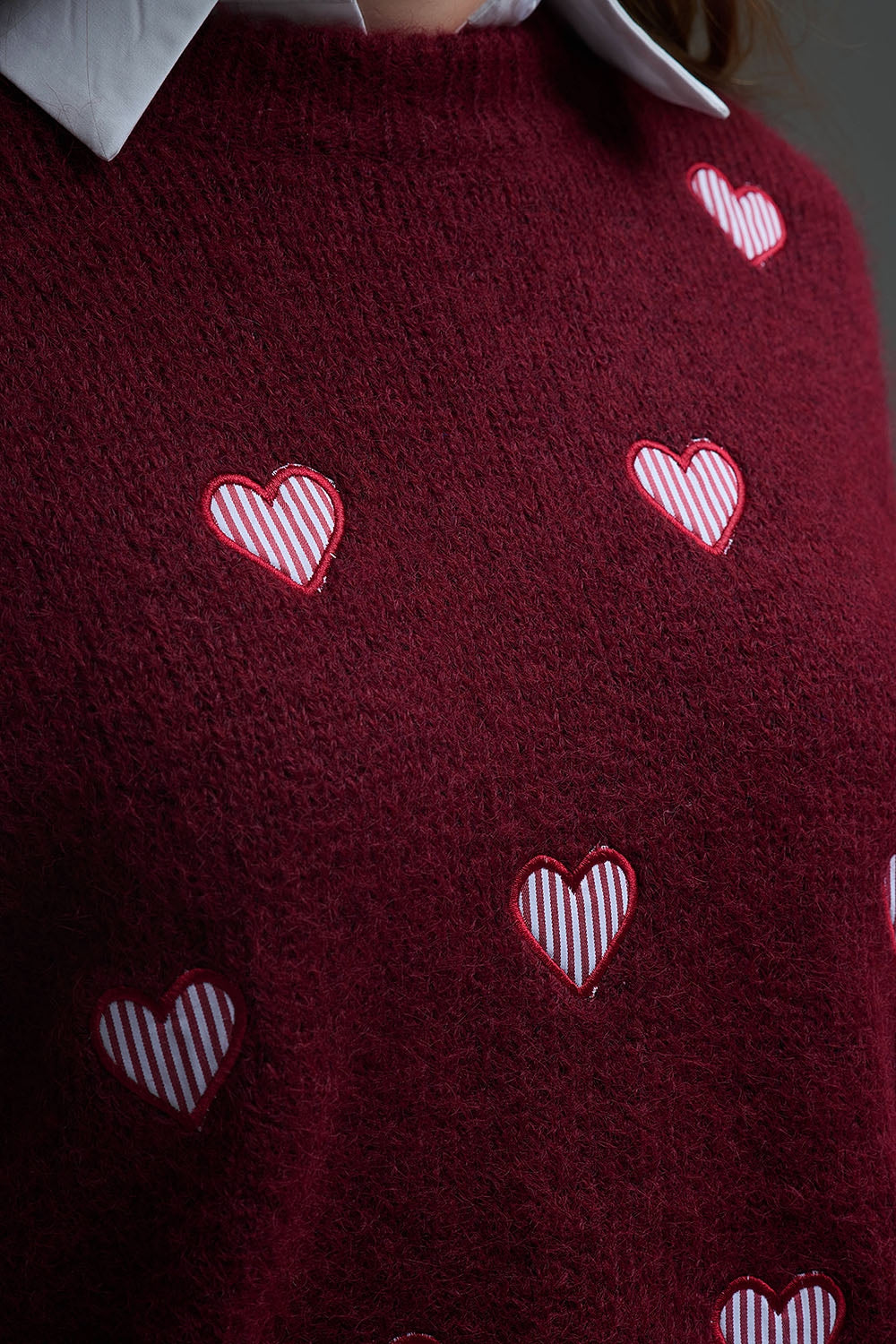 Camisola de gola redonda borgonha com corações às riscas