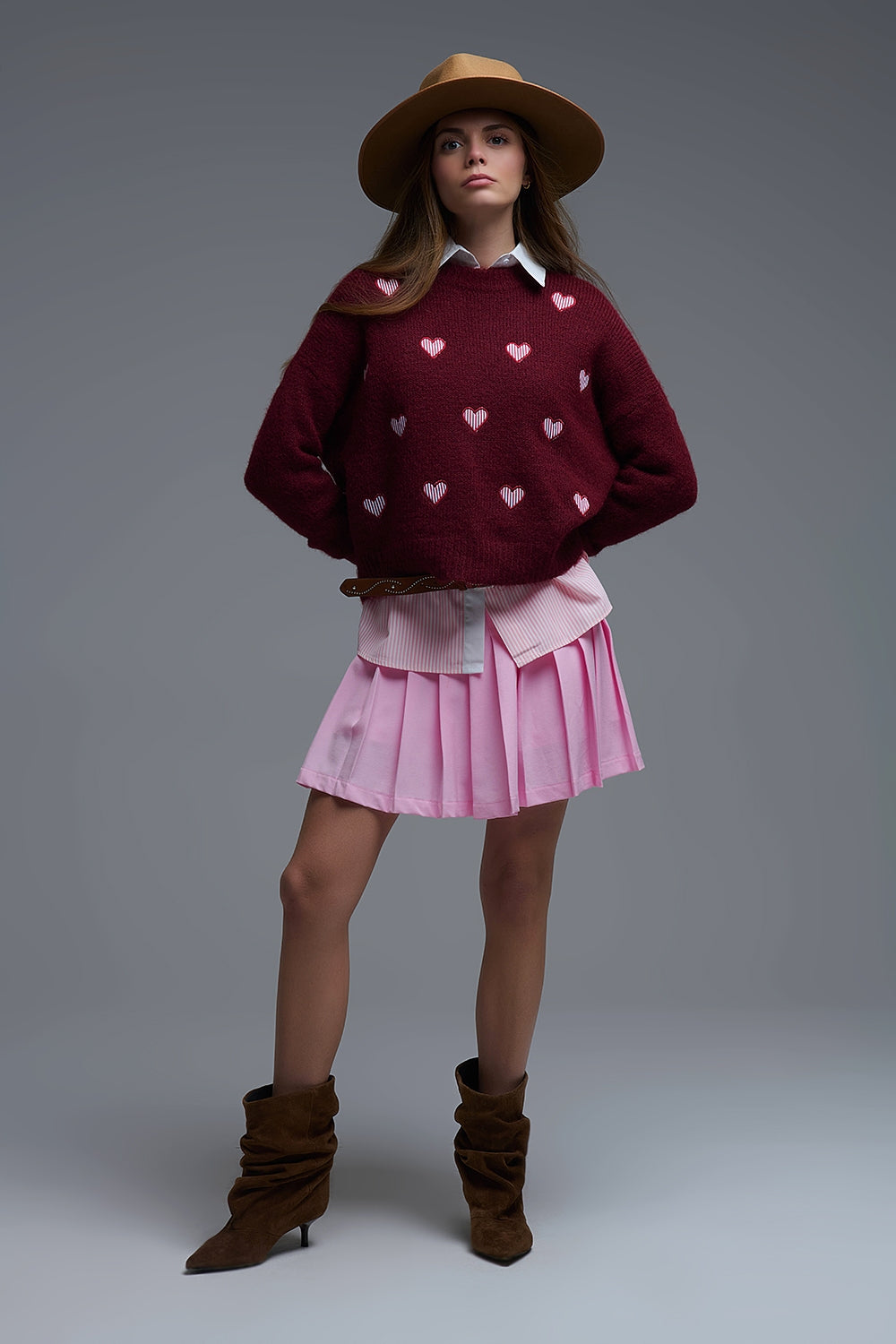 Camisola de gola redonda borgonha com corações às riscas