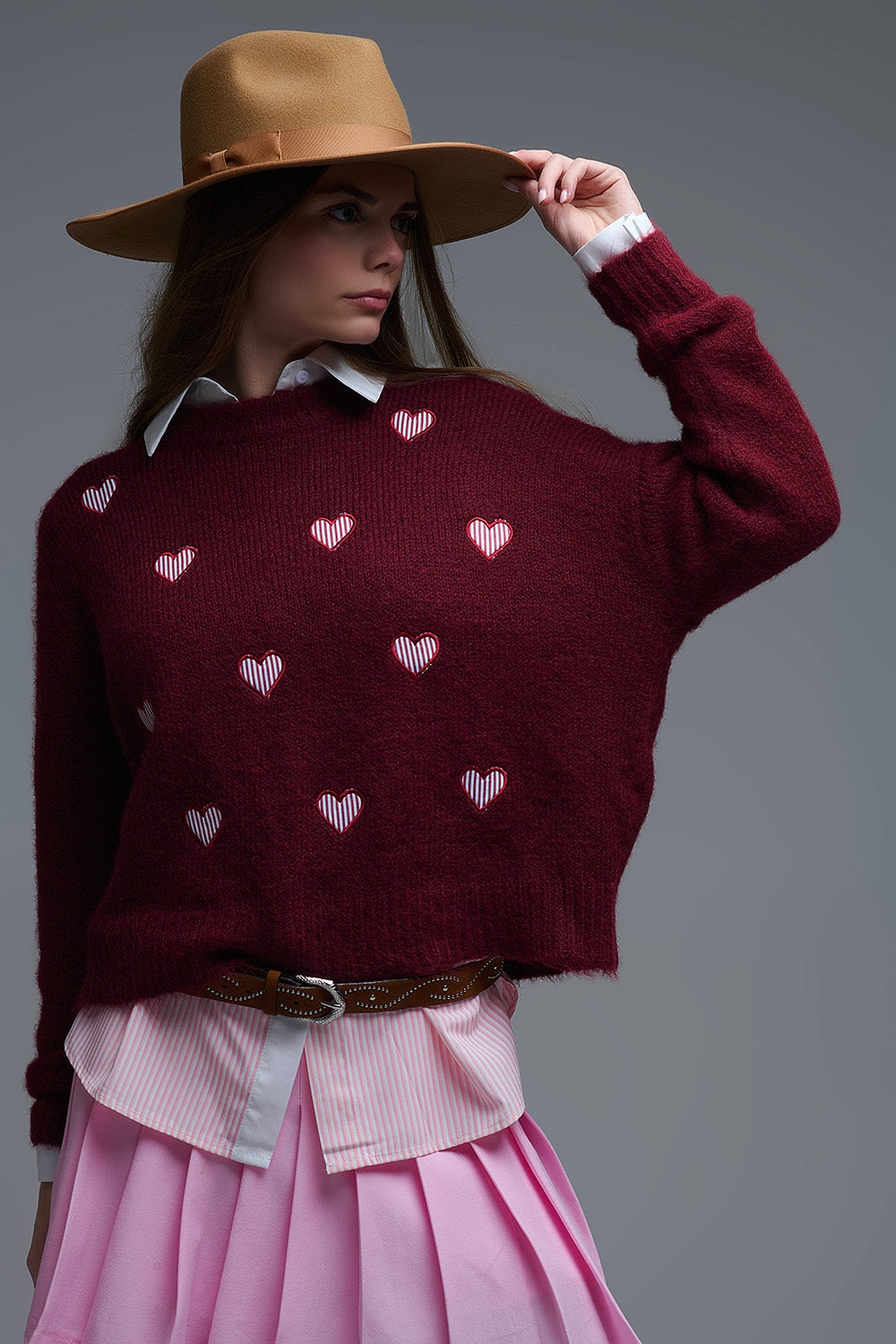Camisola de gola redonda borgonha com corações às riscas