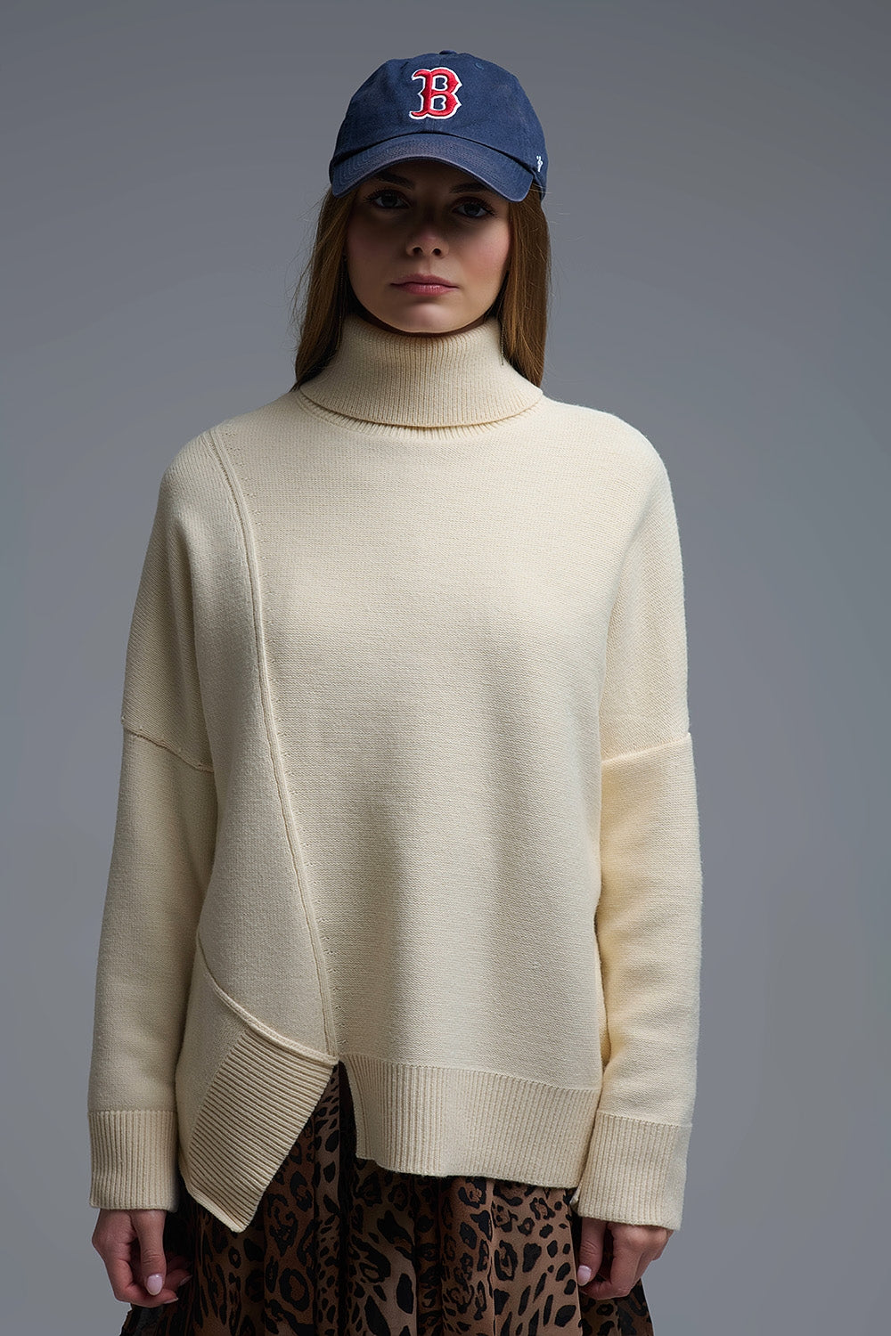 Camisola de gola alta assimétrica de malha macia em bege