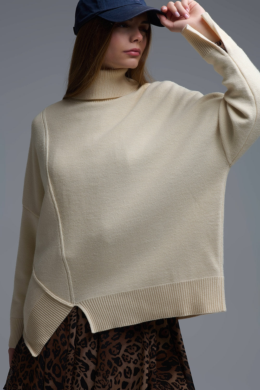 Camisola de gola alta assimétrica de malha macia em bege