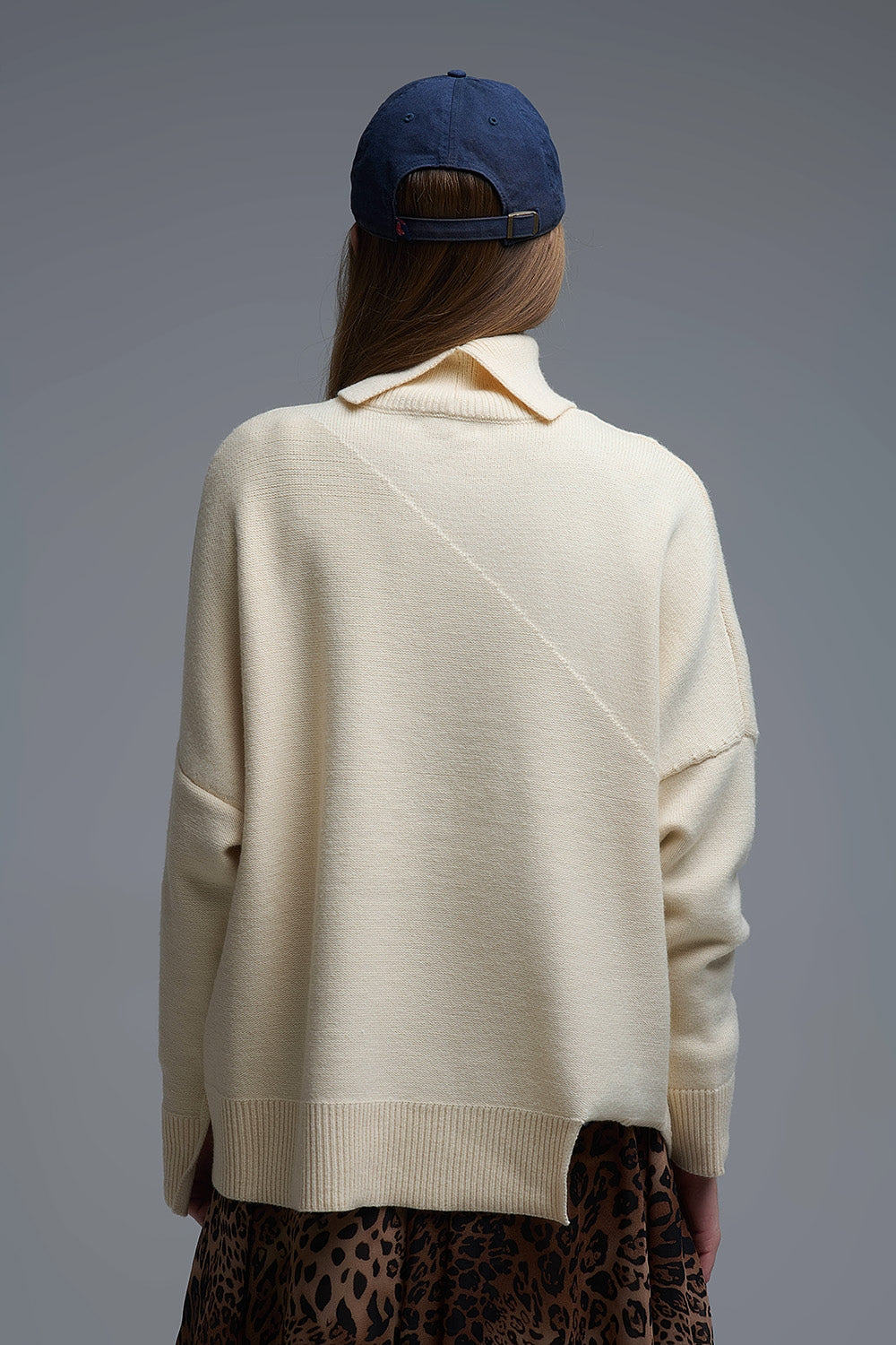Camisola de gola alta assimétrica de malha macia em bege