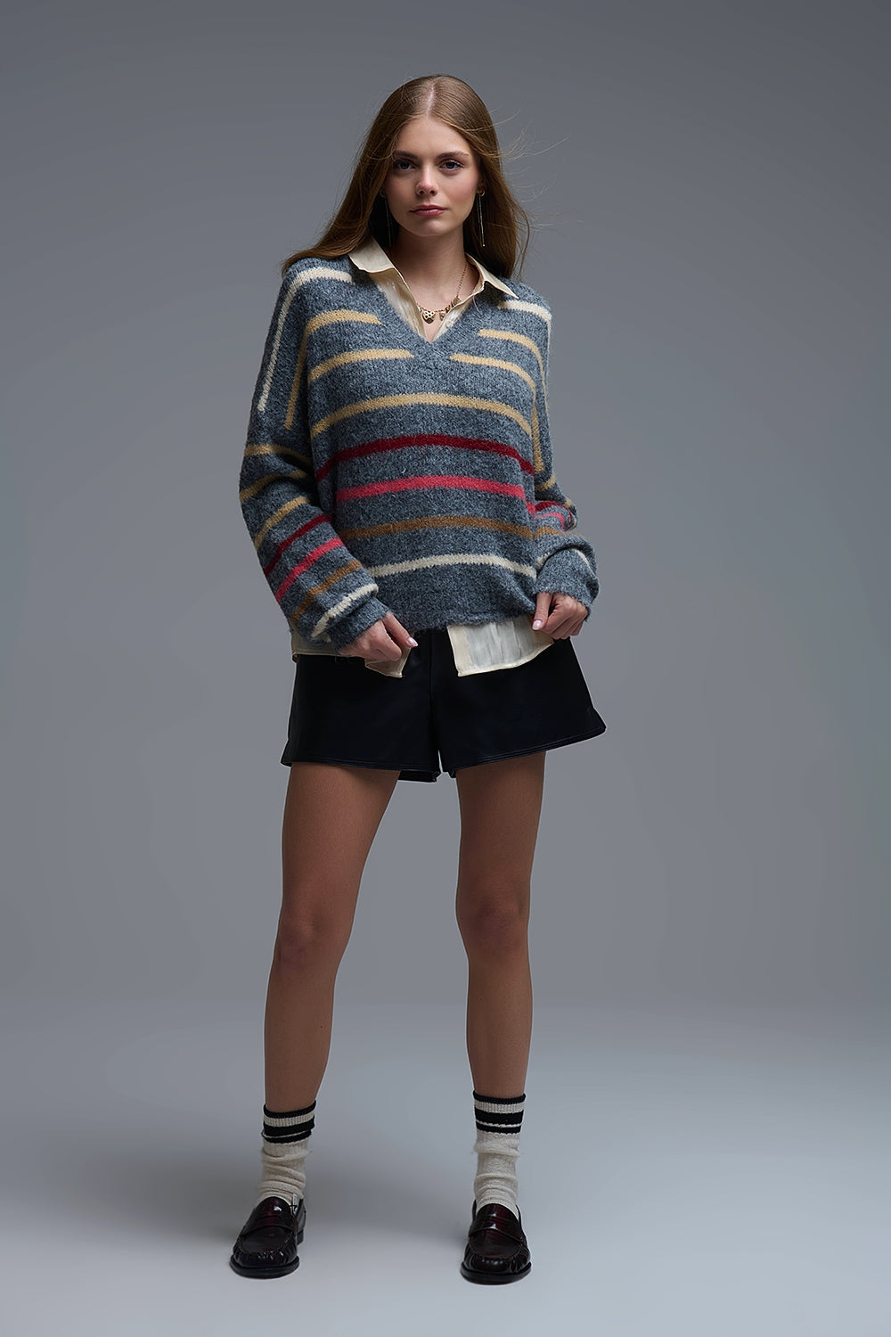 Camisola cinzenta de riscas multicoloridas de tamanho grande