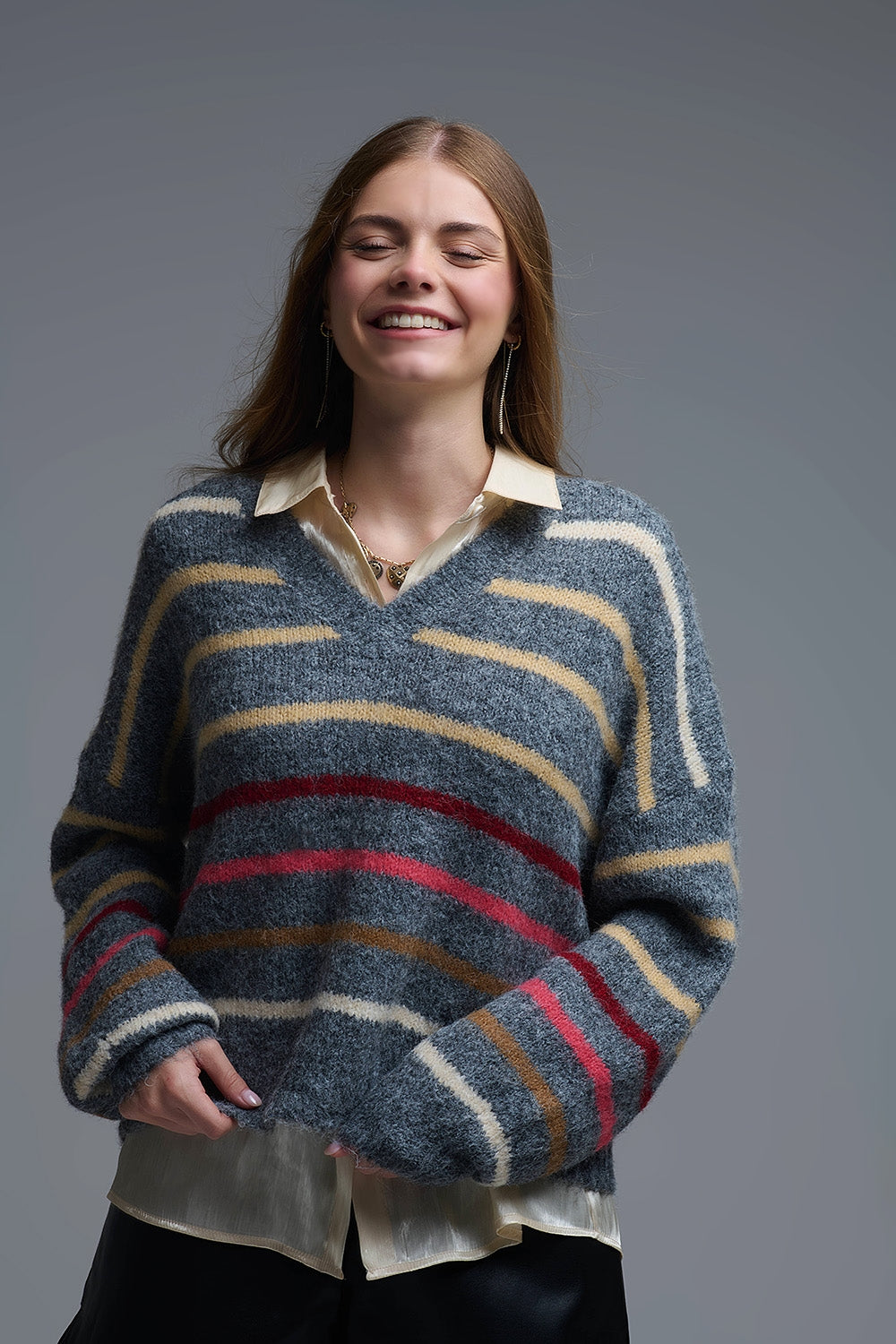 Camisola cinzenta de riscas multicoloridas de tamanho grande