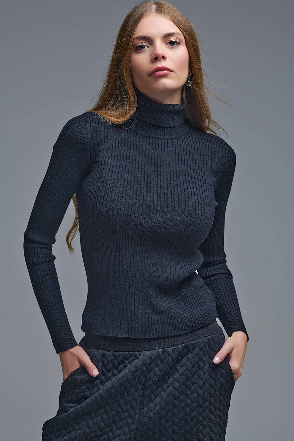 Camisola com gola rolada e nervuras em preto