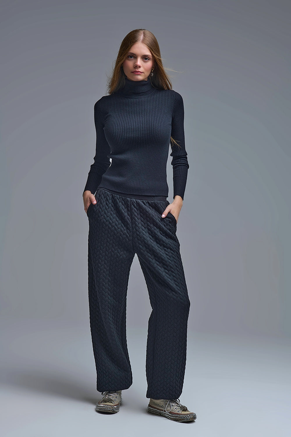 Camisola com gola rolada e nervuras em preto