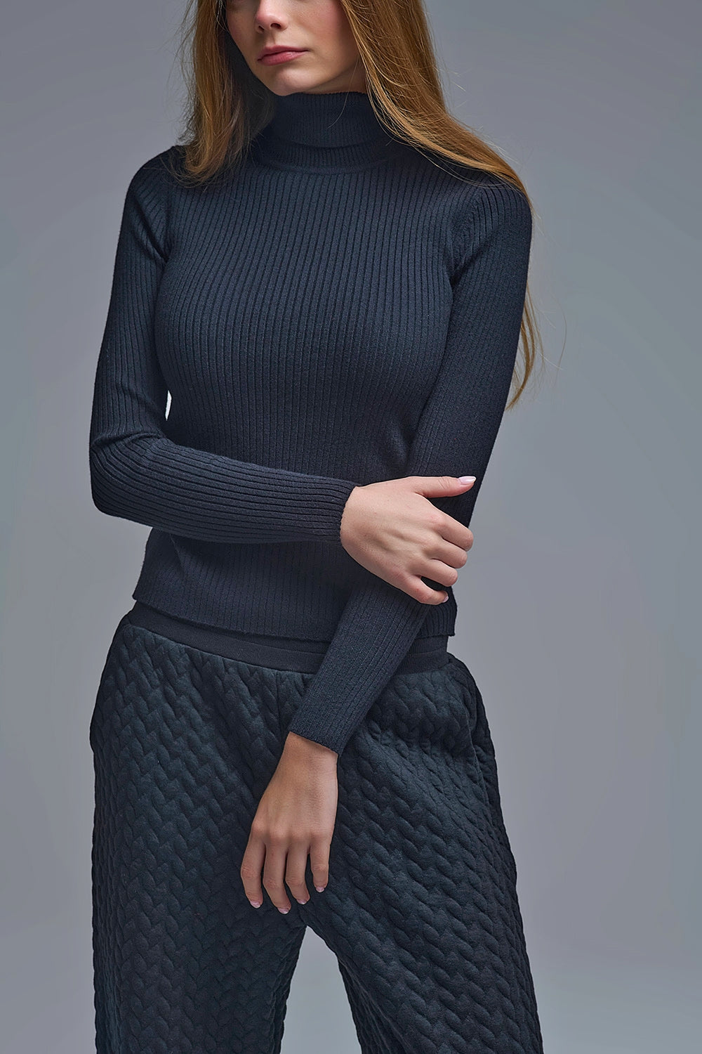 Camisola com gola rolada e nervuras em preto
