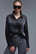 Camisa preta elegante em seda acetinada