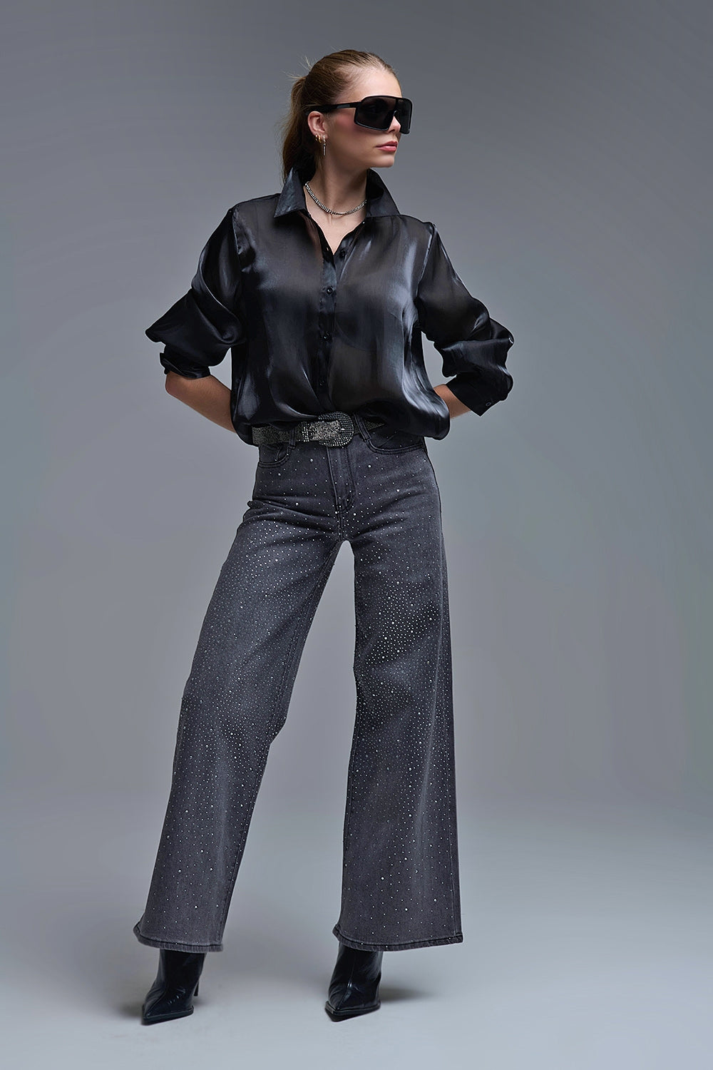 Camisa preta elegante em seda acetinada