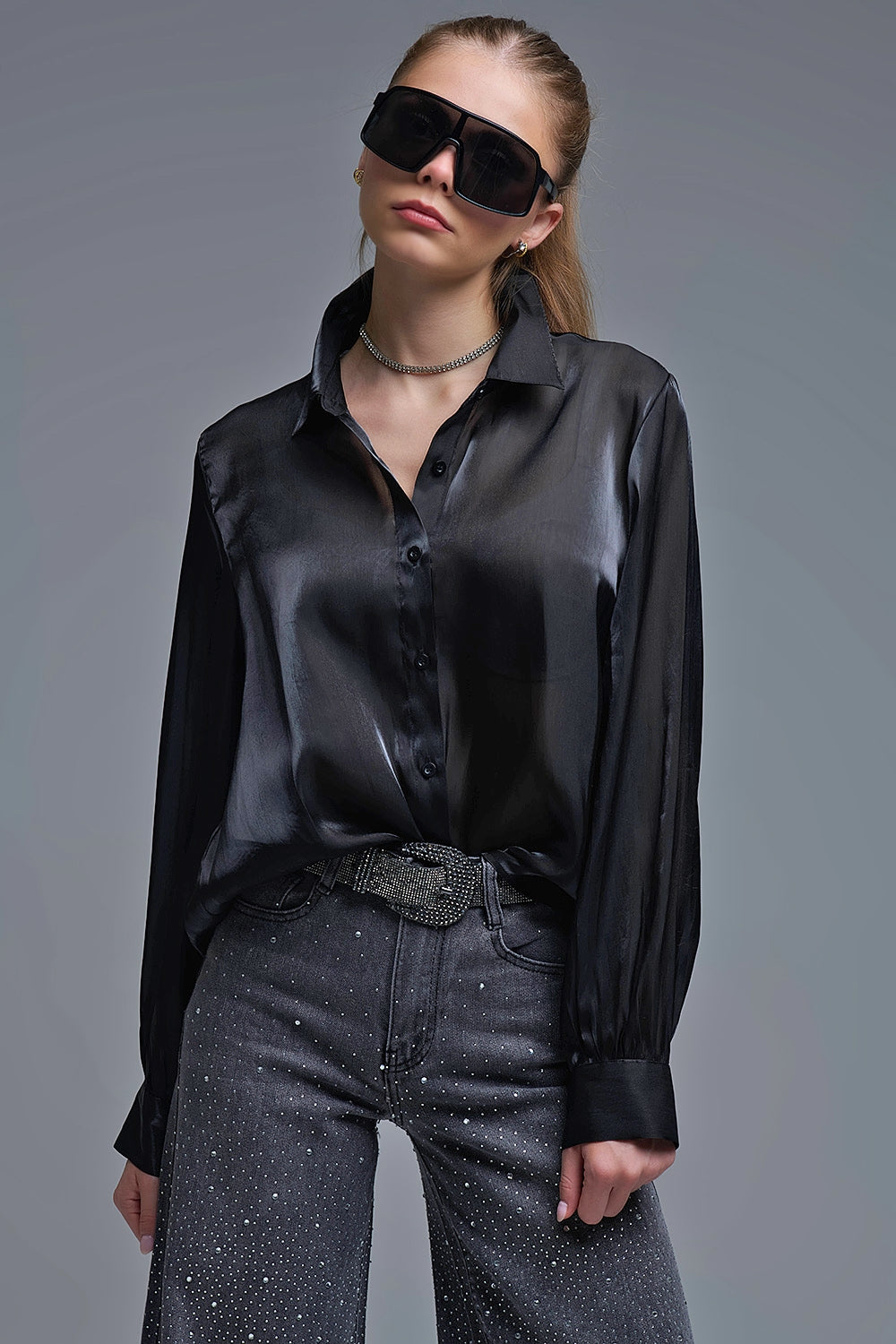 Camisa preta elegante em seda acetinada