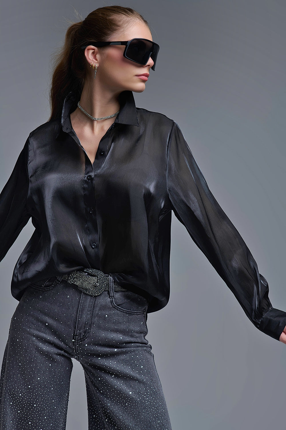 Camisa preta elegante em seda acetinada